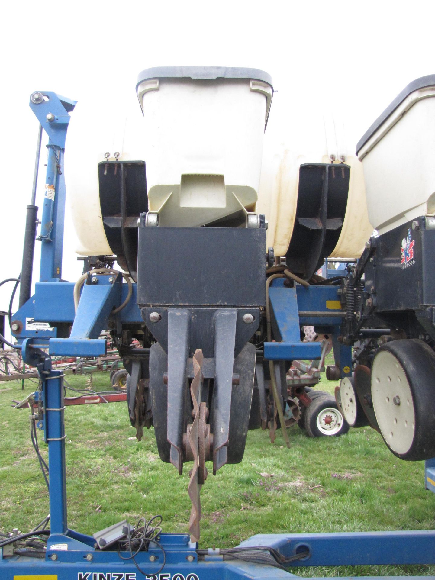 Kinze 3500 8/15 row planter - Image 18 of 38