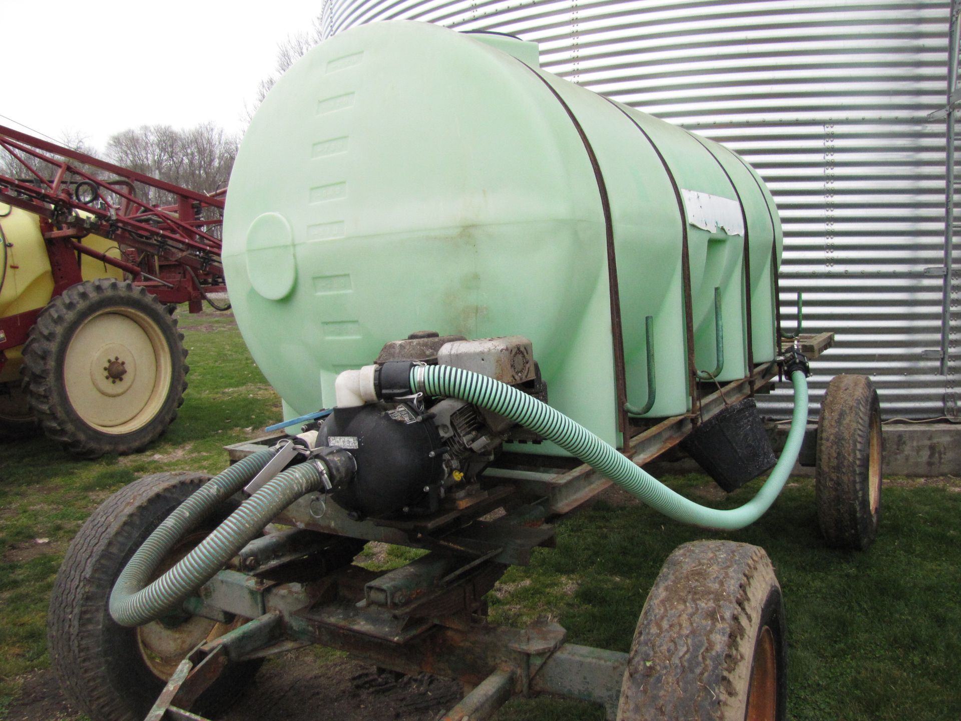 1000 gallon liquid tank on running gear - Image 13 of 23