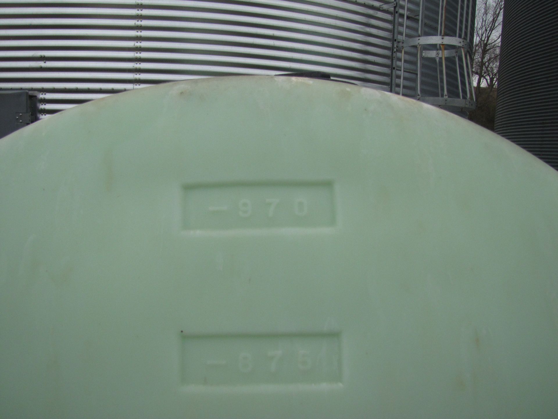 1000 gallon liquid tank on running gear - Image 17 of 23