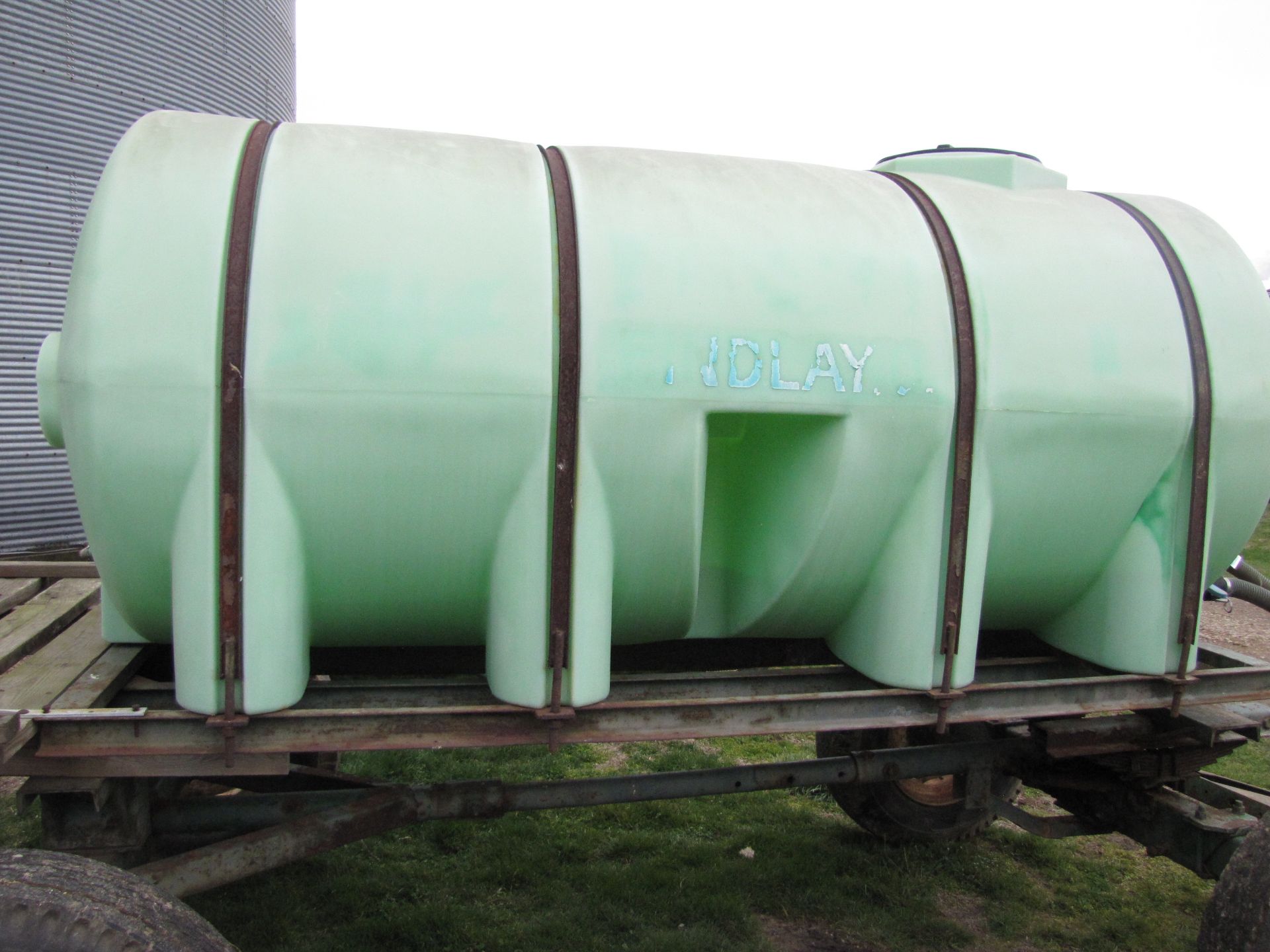 1000 gallon liquid tank on running gear - Image 6 of 23