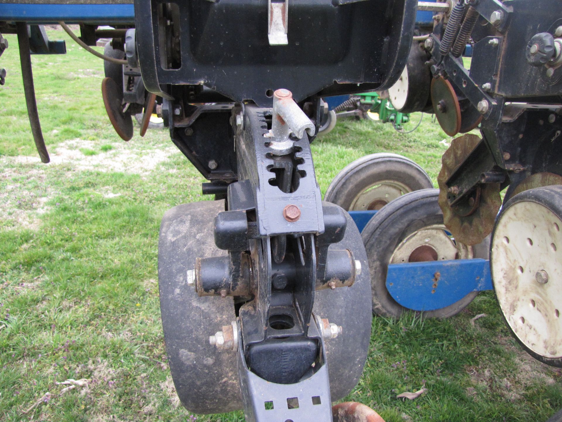 Kinze 3500 8/15 row planter - Image 25 of 38