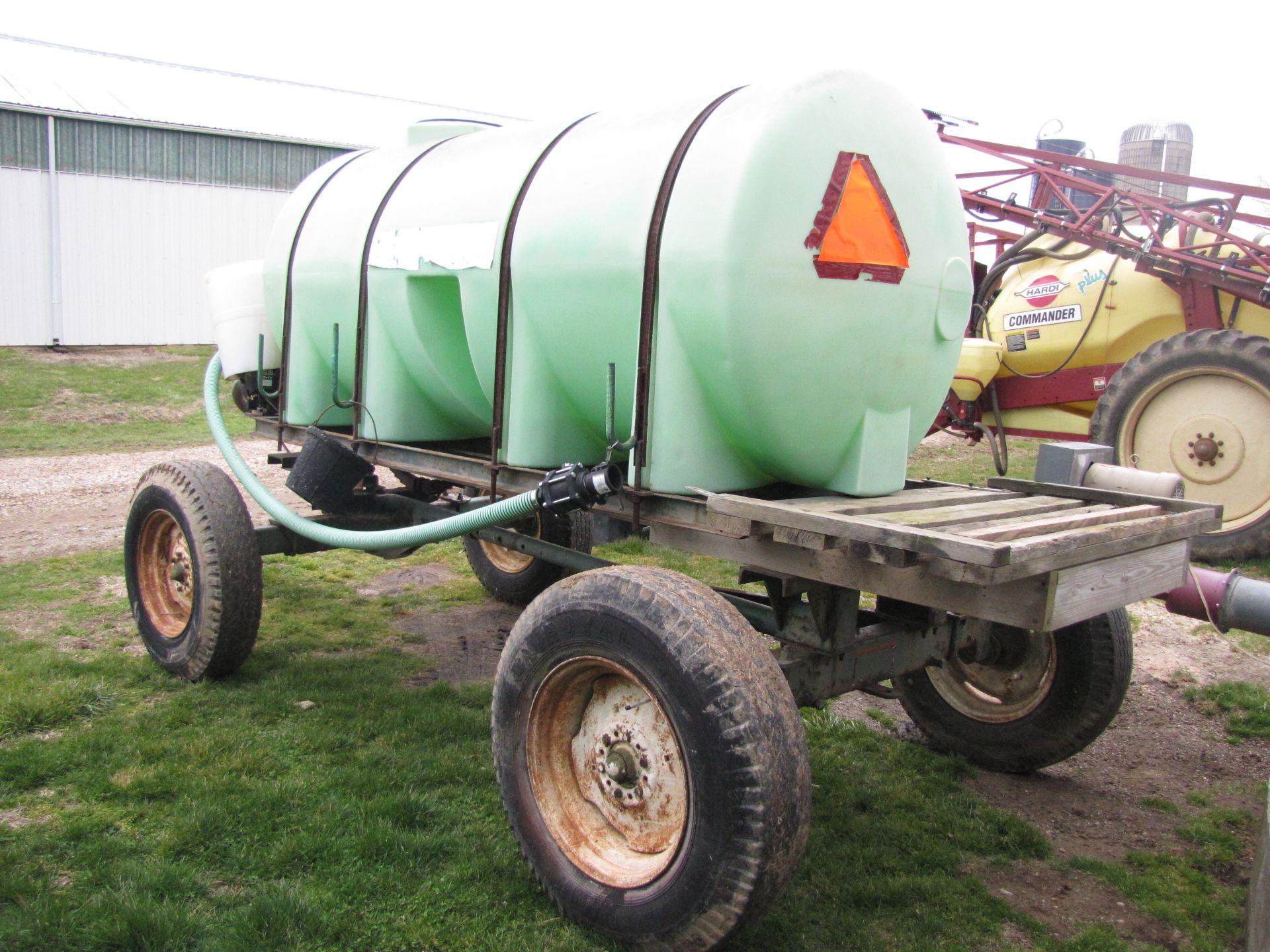 1000 gallon liquid tank on running gear - Image 4 of 23