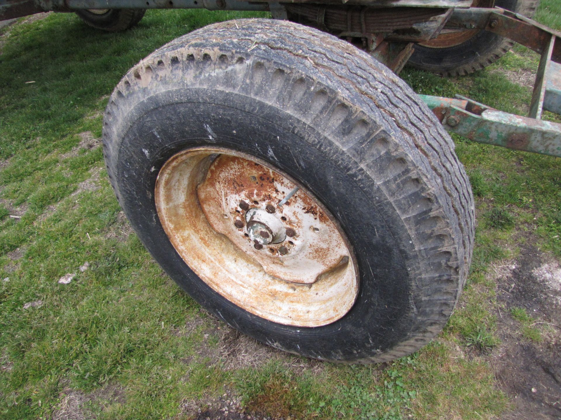 1000 gallon liquid tank on running gear - Image 10 of 23