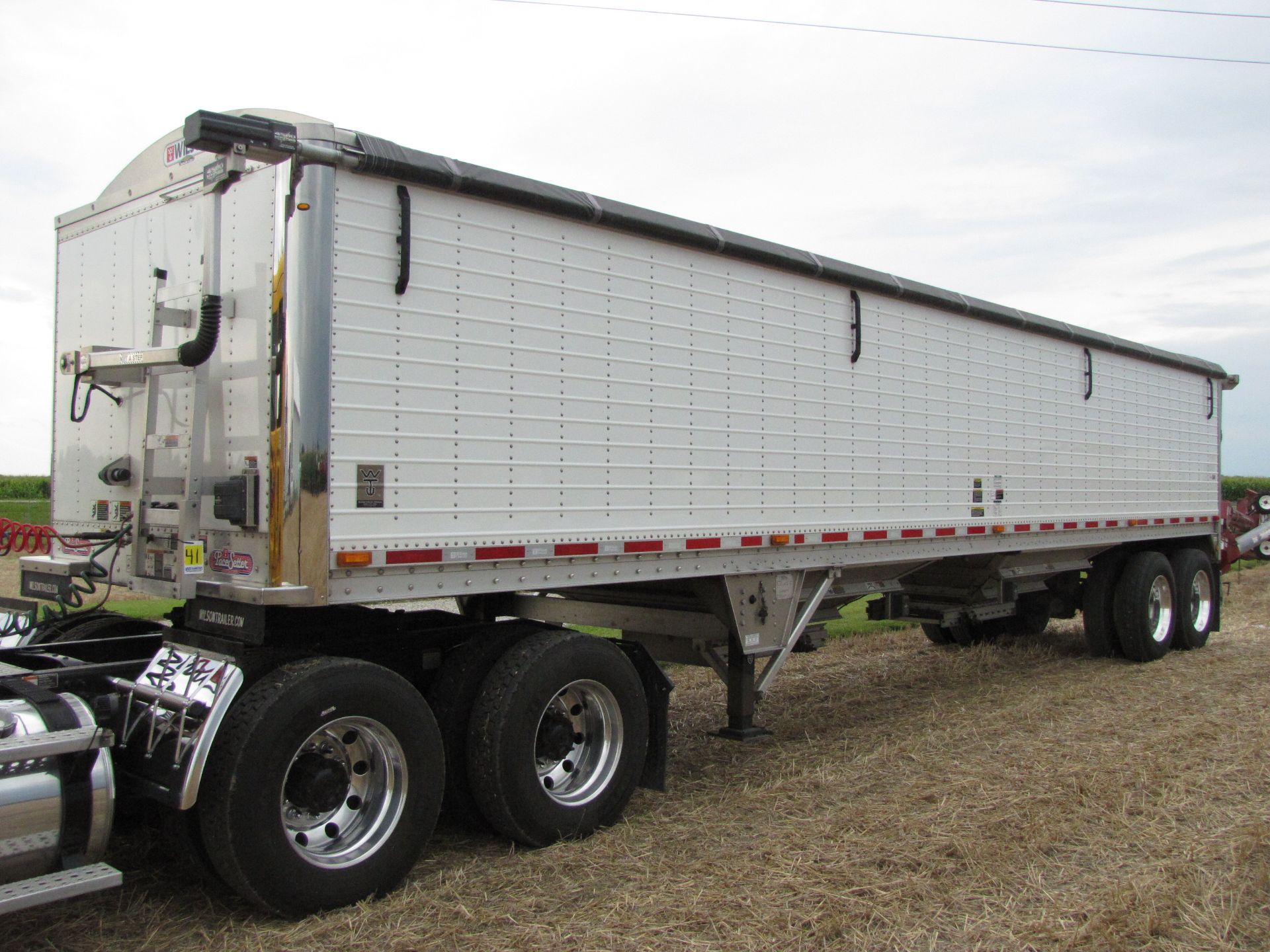 37' 2015 Wilson alum hopper bottom trailer