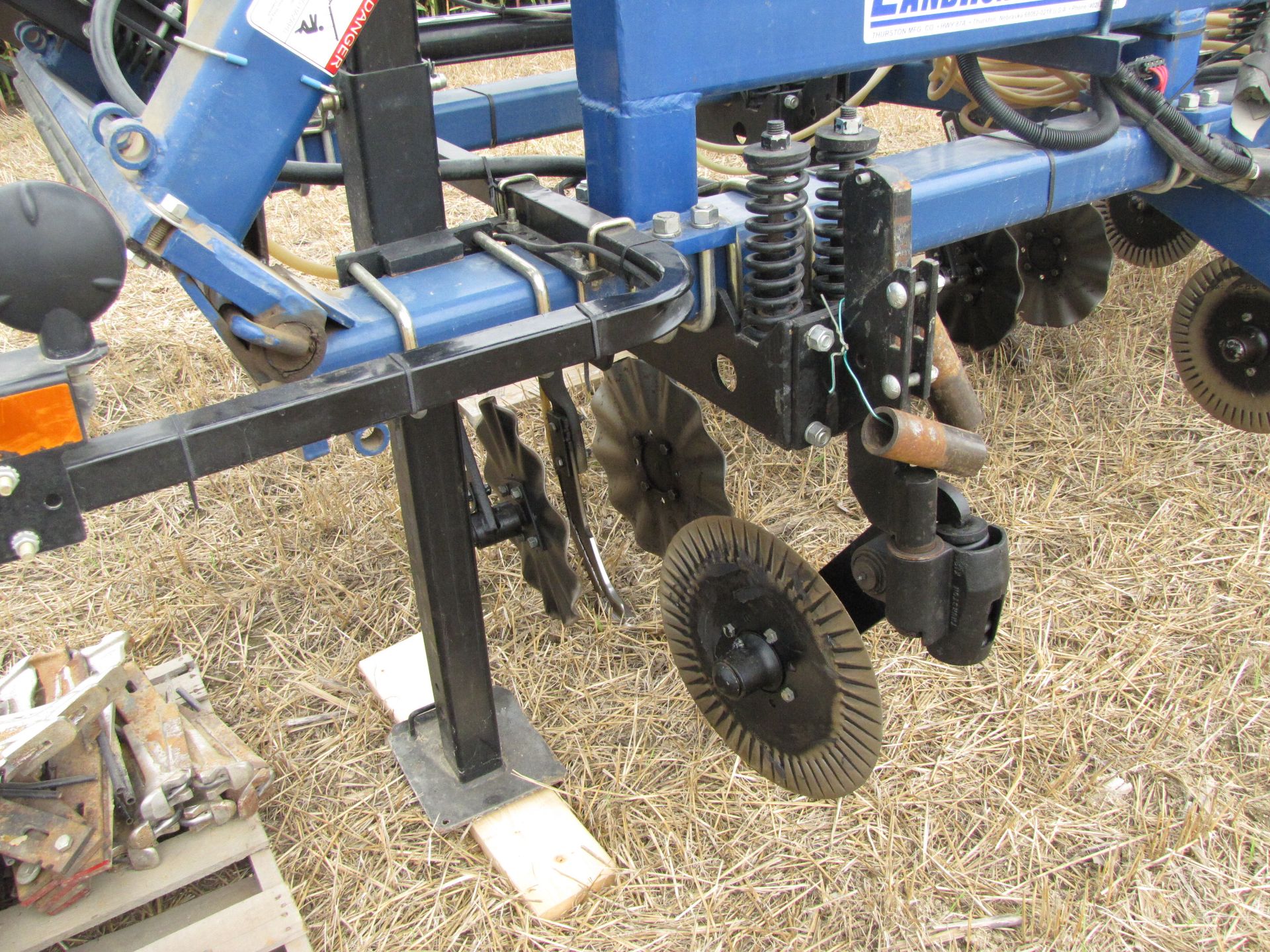 11-shank Blue Jet Landrunner NH3 tool bar - Image 19 of 27