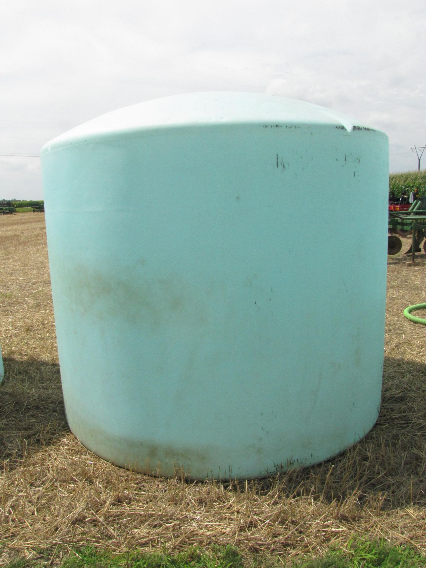 2500 gal flat bottom poly tank - Image 3 of 7