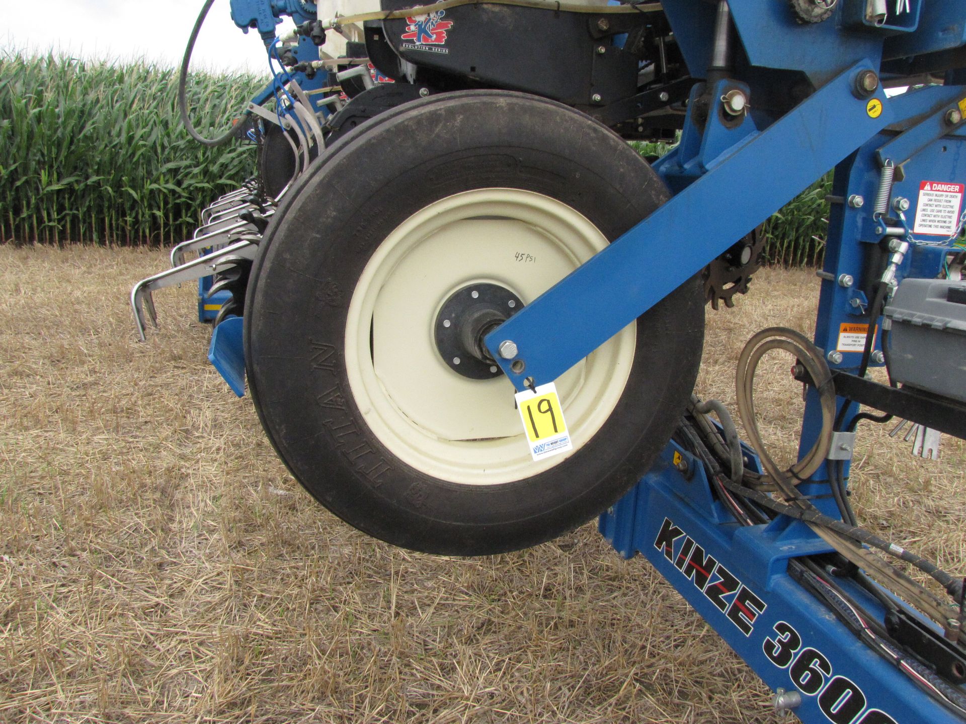 2012 Kinze 3600 12-row x 30” corn planter - Image 25 of 48