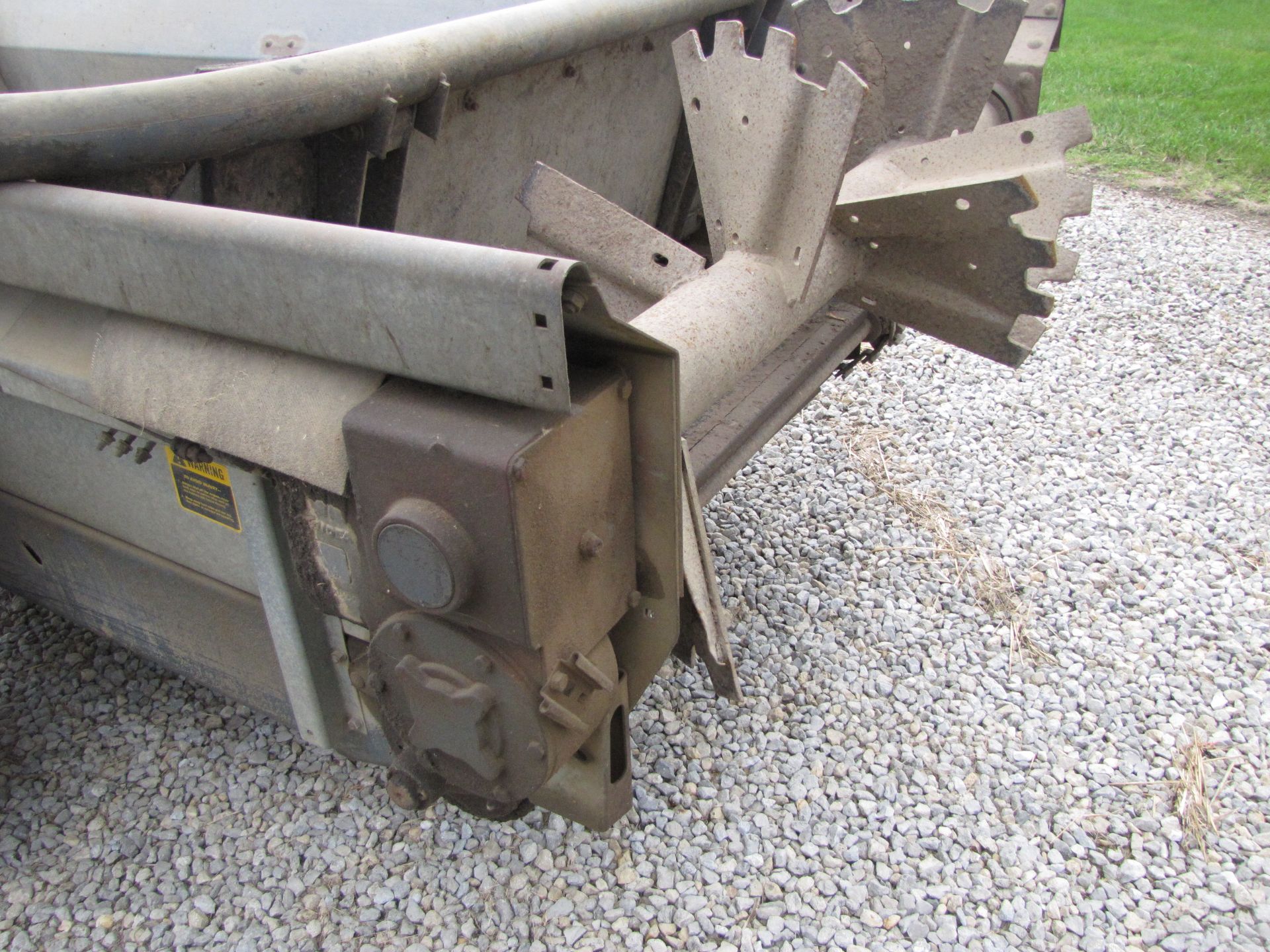 New Idea 360 manure spreader - Image 30 of 35