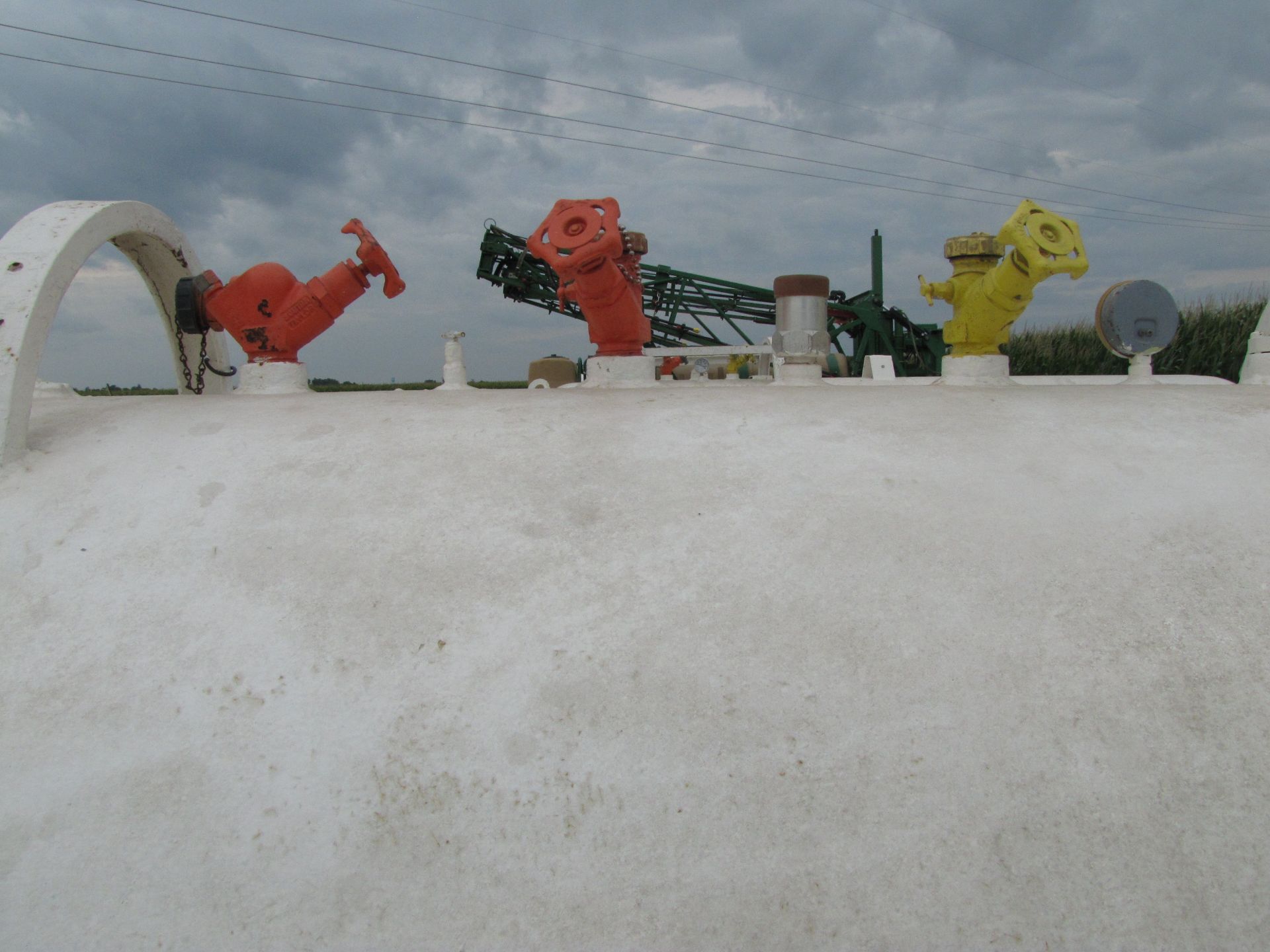 1000 gal NH3 tank on 5th wheel running gear - Image 9 of 12