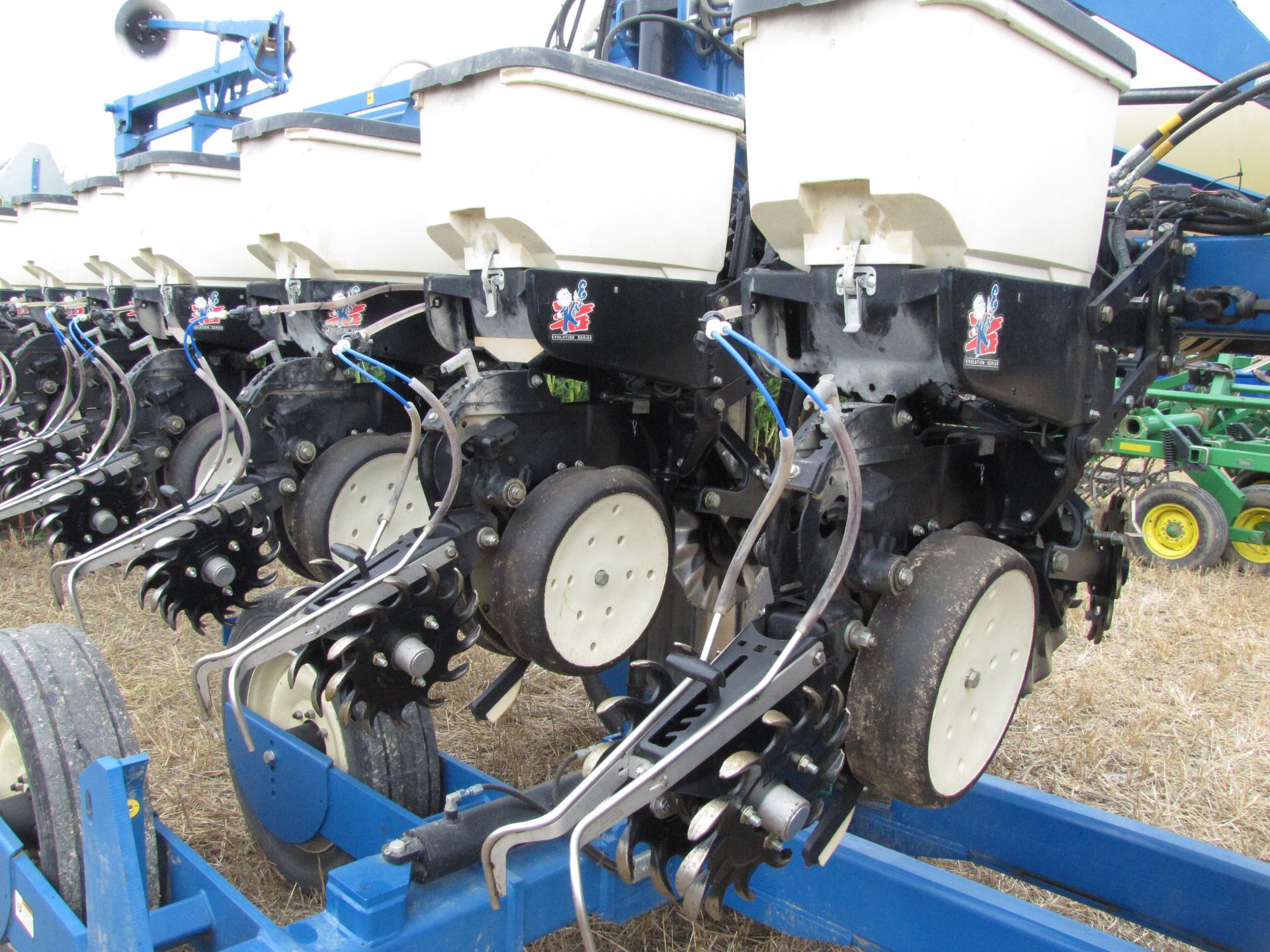 2012 Kinze 3600 12-row x 30” corn planter - Image 31 of 48