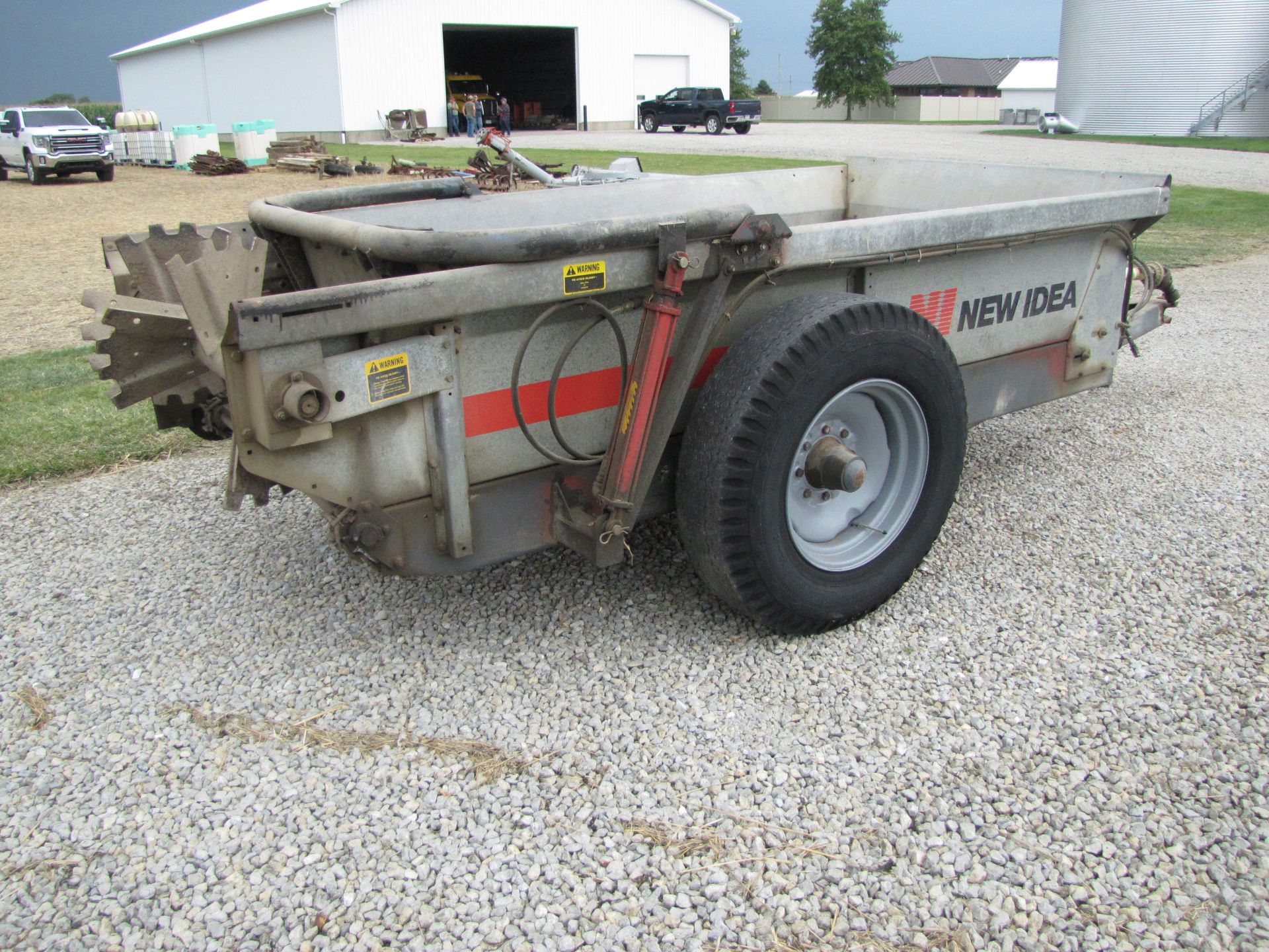 New Idea 360 manure spreader - Image 10 of 35