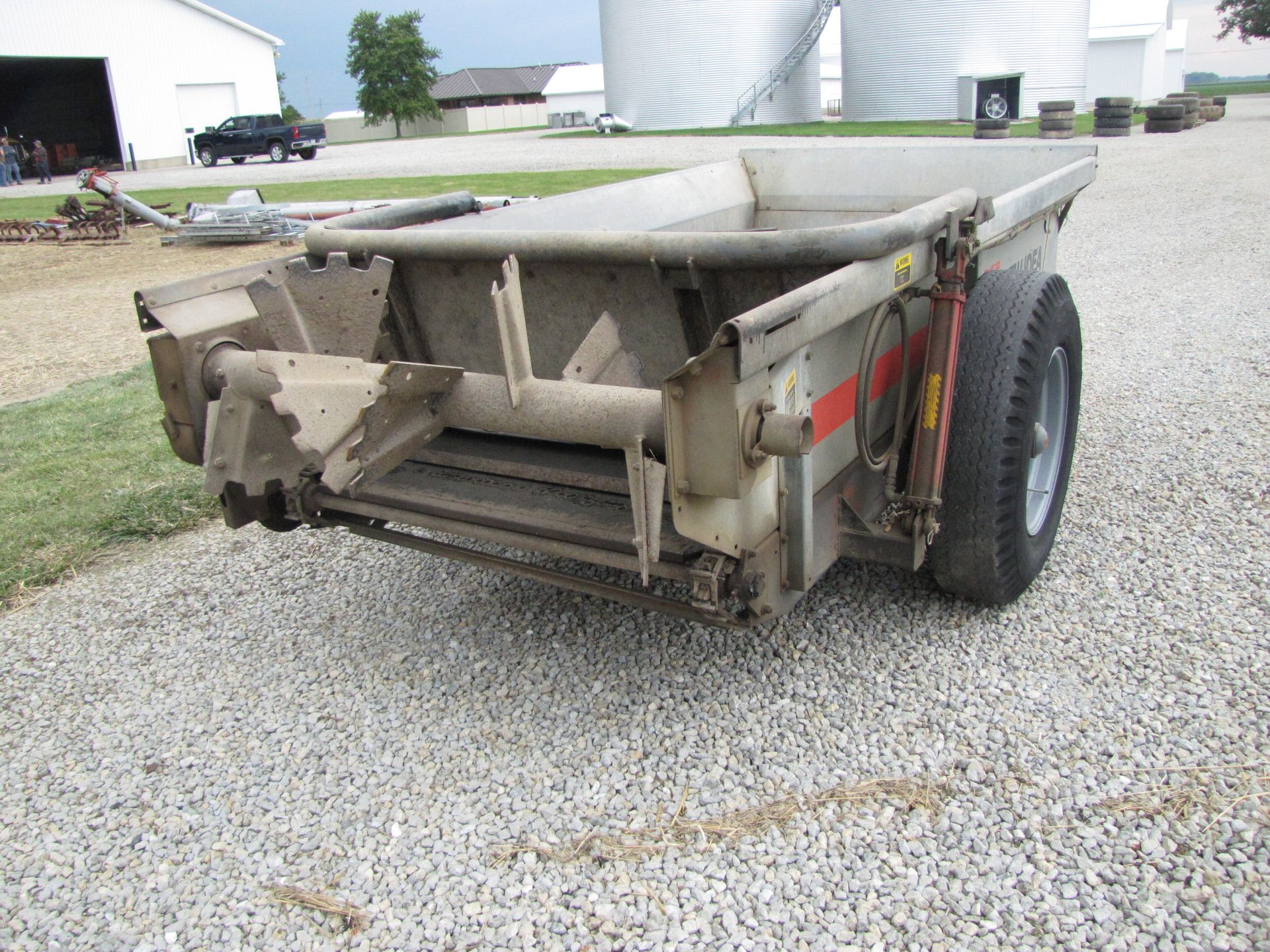 New Idea 360 manure spreader - Image 9 of 35