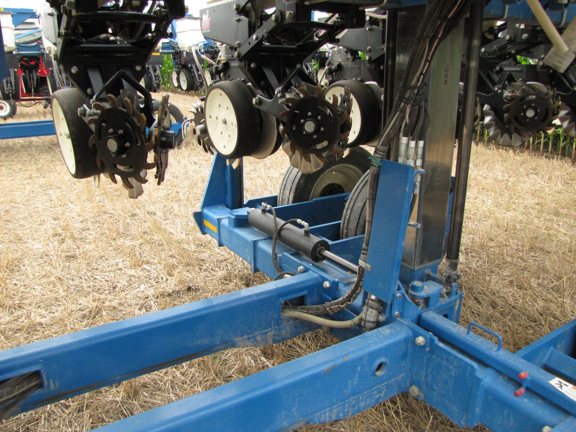 2012 Kinze 3600 12-row x 30” corn planter - Image 13 of 48