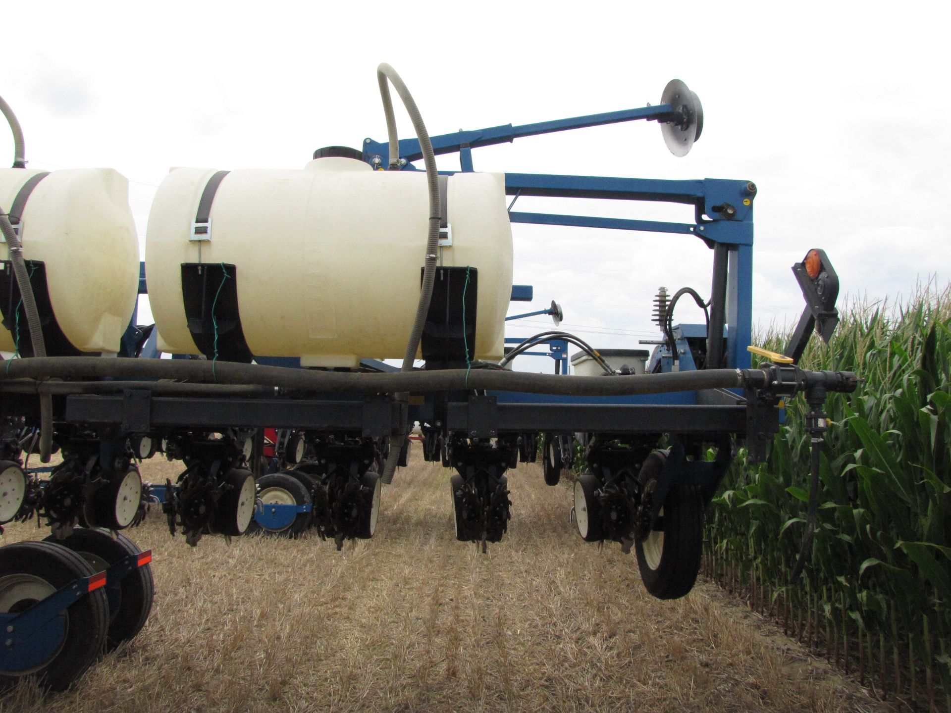 2012 Kinze 3600 12-row x 30” corn planter - Image 7 of 48