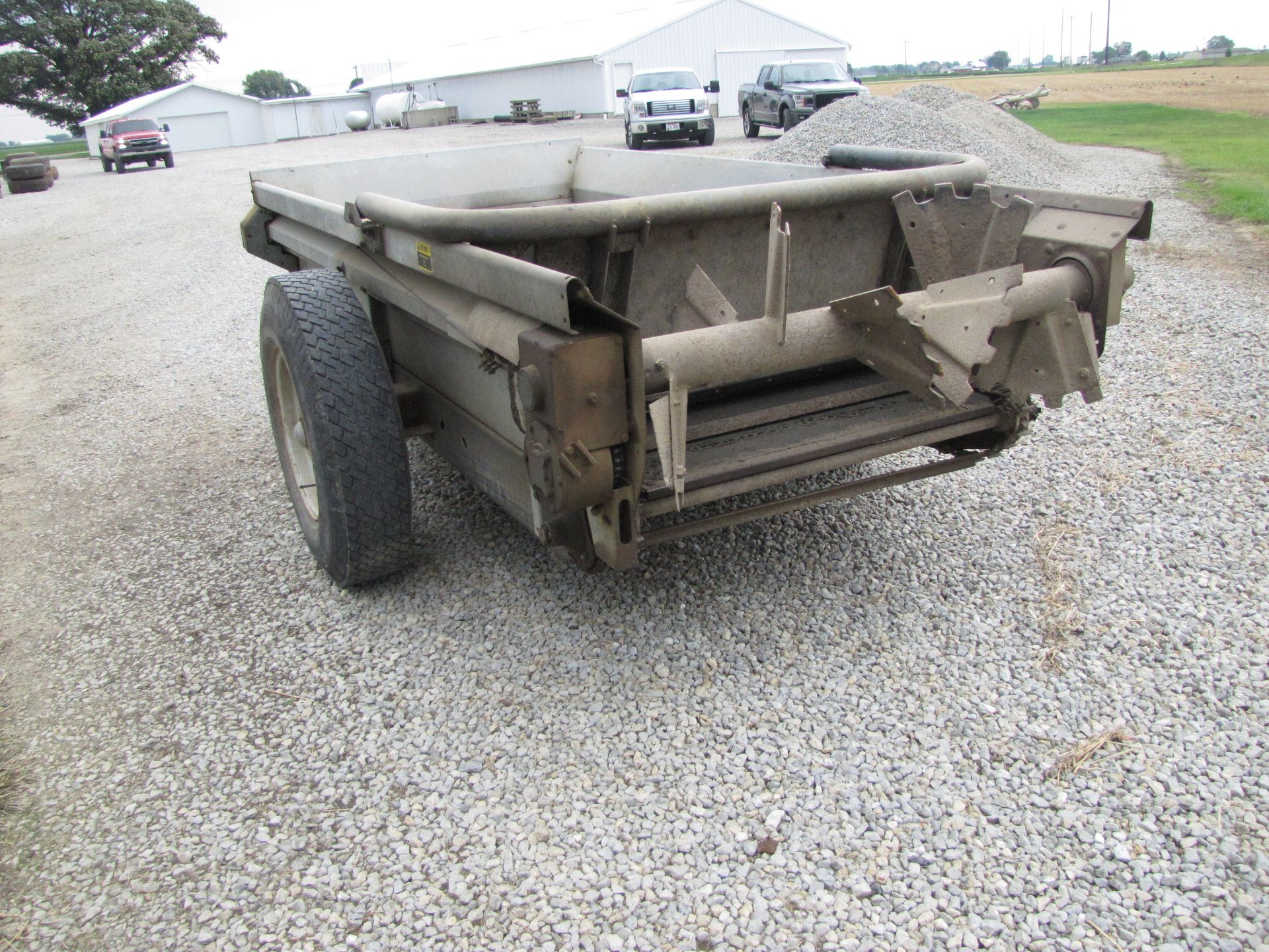 New Idea 360 manure spreader - Image 7 of 35