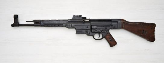Guns / Rifles/ Militärische Ordonanzwaffen: Sturmgewehr 44 / Maschinenpistole 44 codiert cos und f.