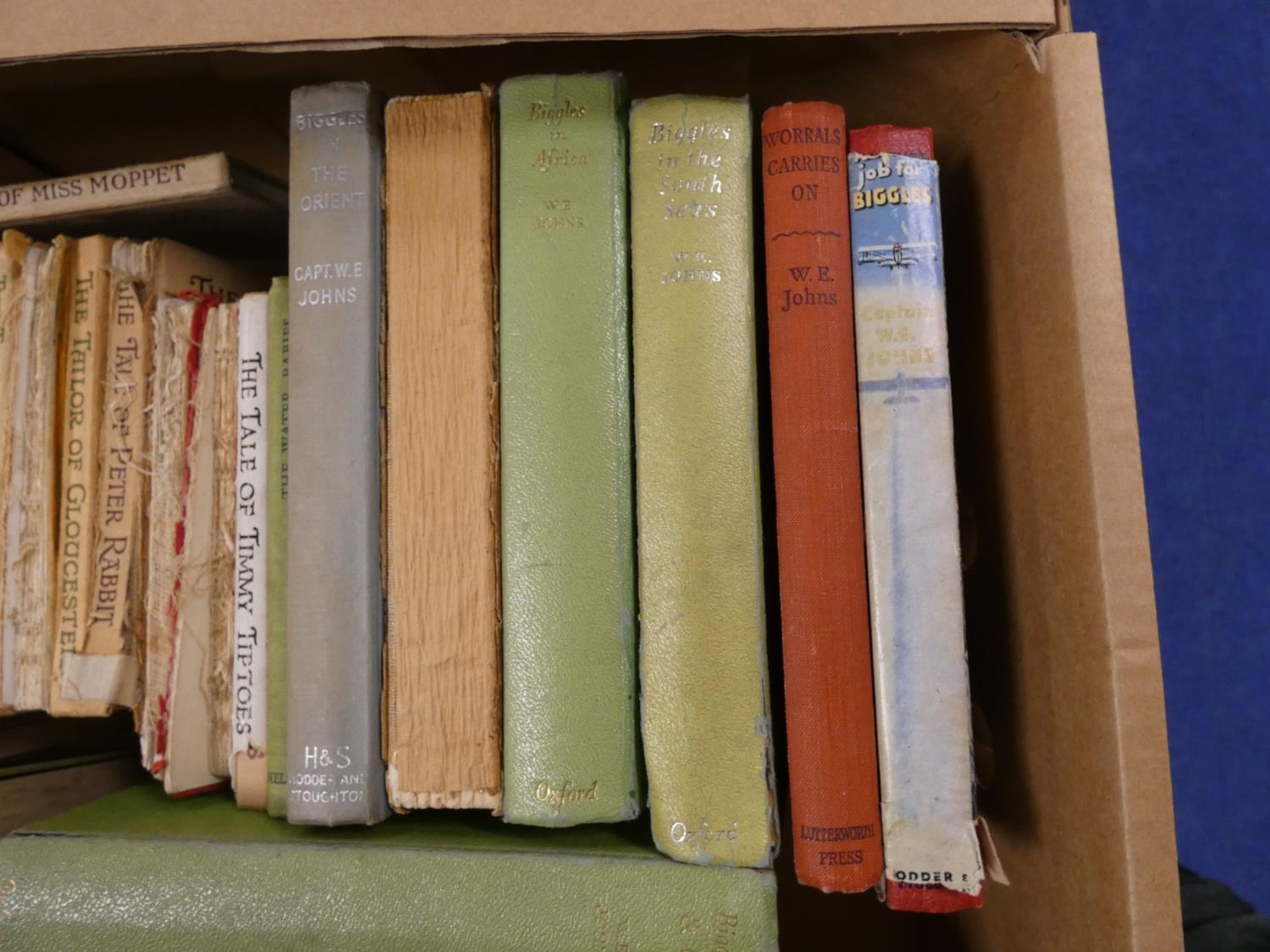 Children's Books.  A carton of various vols. incl. W. E. Johns, Beatrix Potter & A. A. Milne. - Bild 4 aus 4