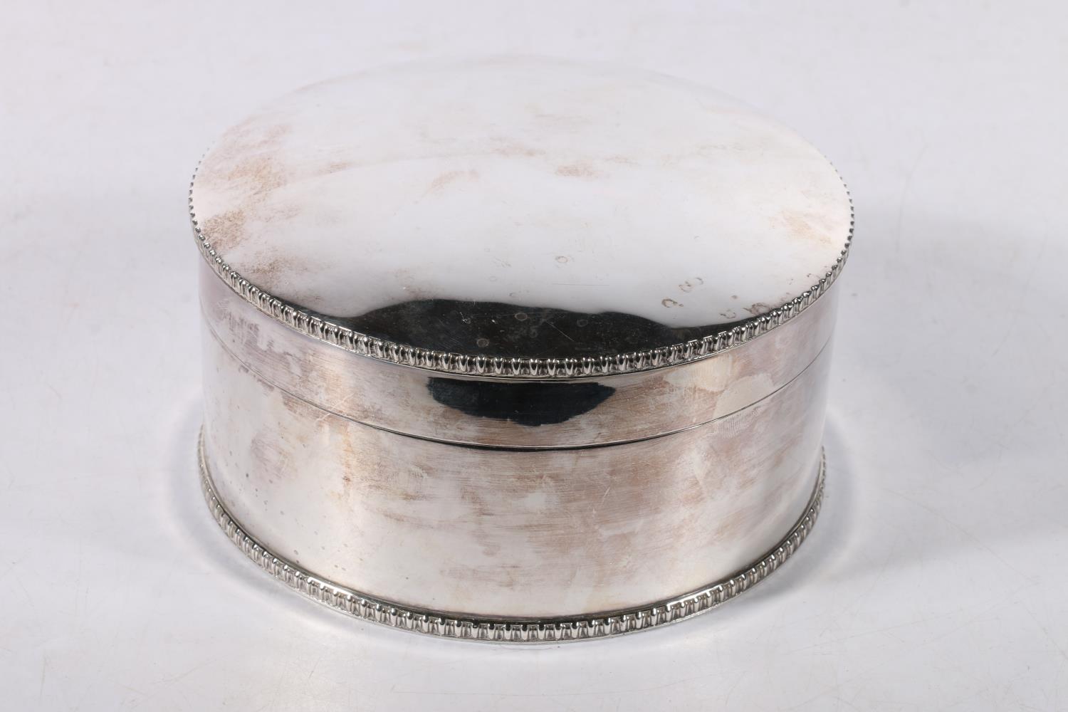 George V circular silver lidded box by Wilson & Sharp Ltd, Sheffield, 1931, 15cm diameter, 590g.