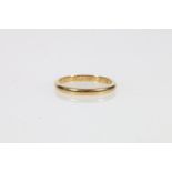 18ct yellow gold wedding band, sixe M, A & Co., London, 1958, 2.6g.