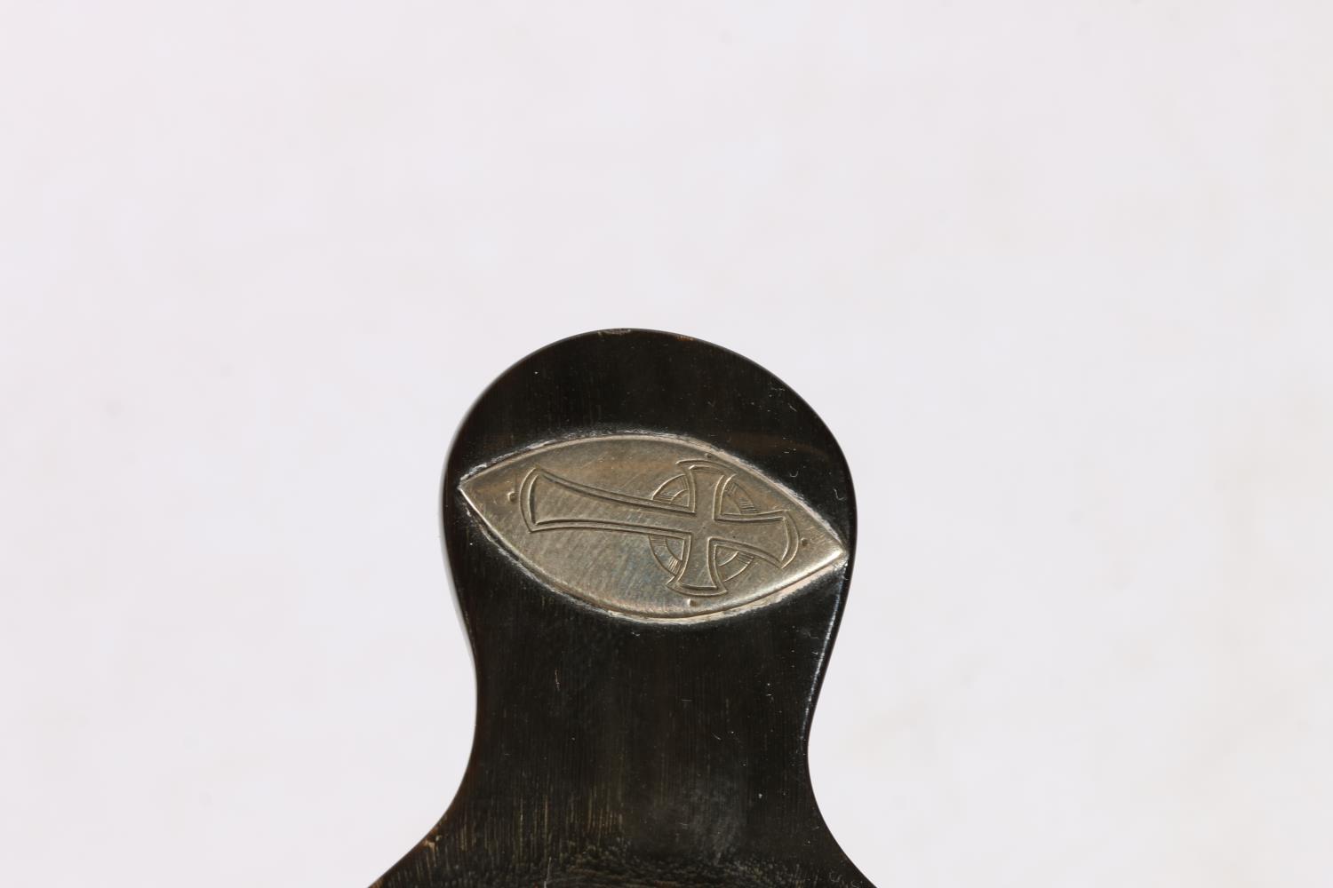 Antique Scottish silver mounted carved horn quaich, the handles inset with navette shaped silver - Image 4 of 4