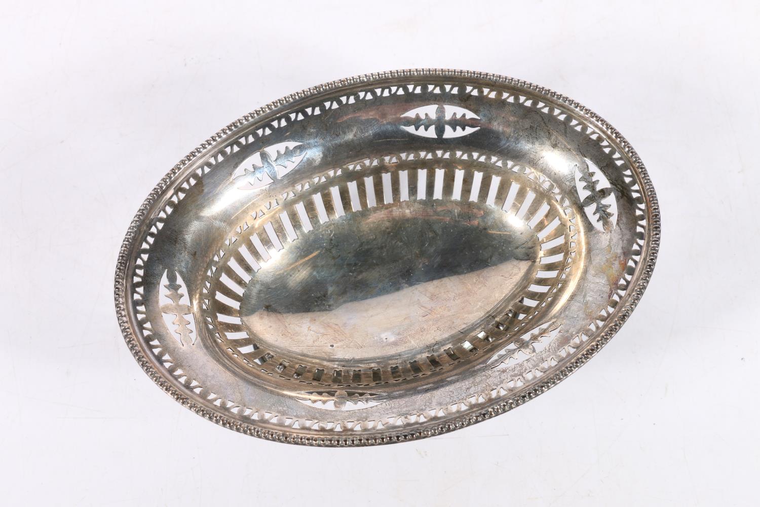 George V silver pedestal bon bon dish of oval shape with pierced bands by Cooper Brothers & Sons - Image 2 of 3