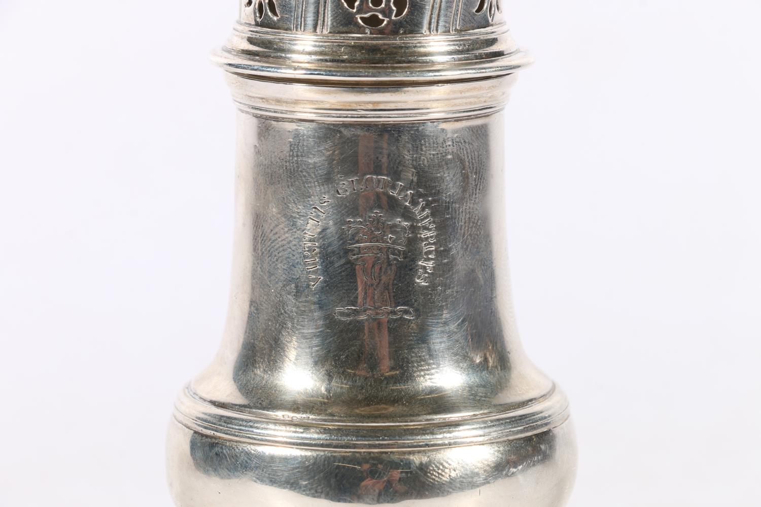 Georgian silver sugar caster with Clan Robertson crest 'Virtutis Gloria Merces' by Alexander - Image 2 of 3