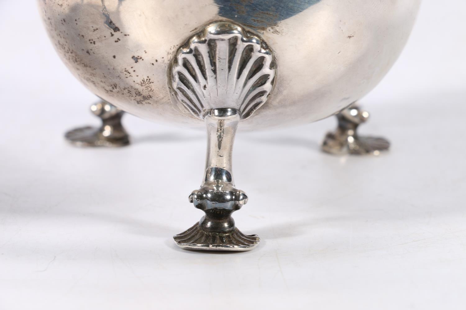 Pair of Georgian silver sauce boats with feathered edge and scroll handles raised on scallop shell - Image 4 of 4