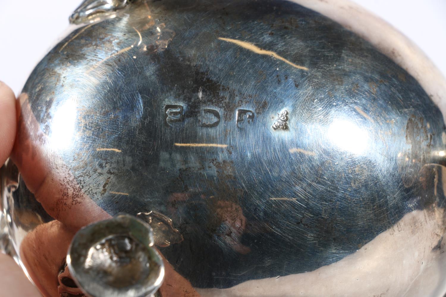 Pair of Georgian silver sauce boats with feathered edge and scroll handles raised on scallop shell - Image 3 of 4