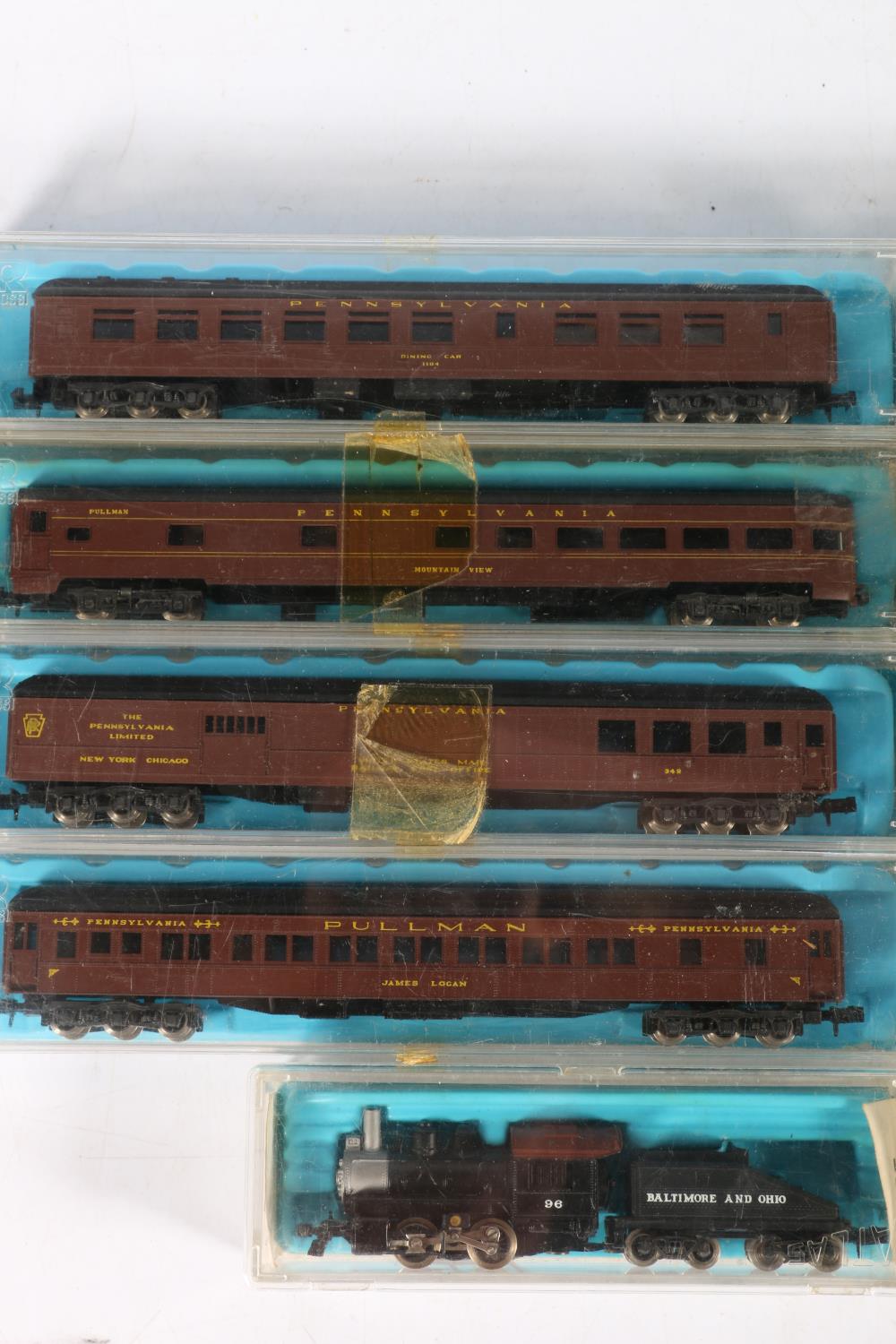 Atlas N gauge model railways to include 2101 EMB E8 AT & SF Sante Fe locomotives x2, 2180 2-8-2 - Image 3 of 3