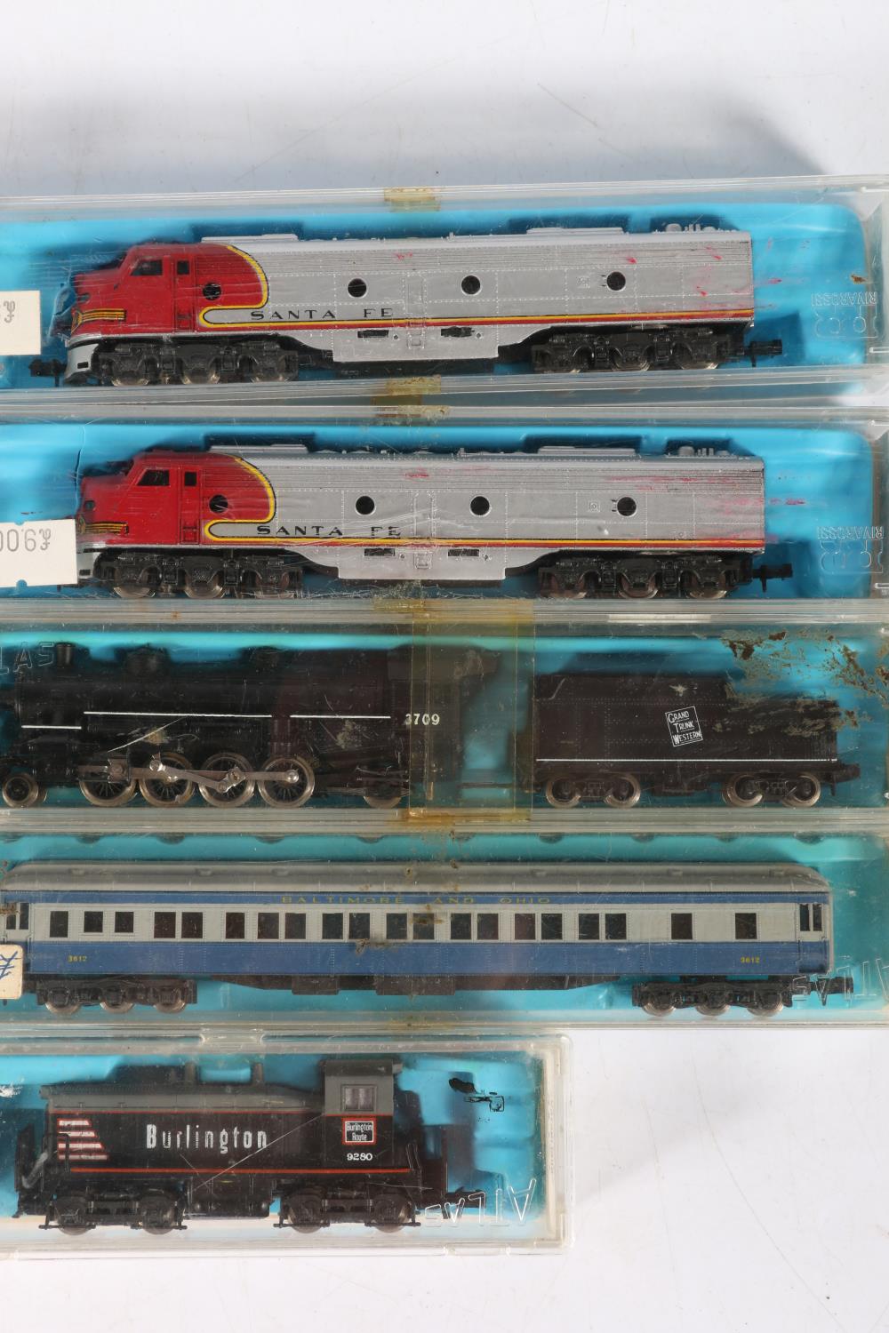 Atlas N gauge model railways to include 2101 EMB E8 AT & SF Sante Fe locomotives x2, 2180 2-8-2 - Image 2 of 3