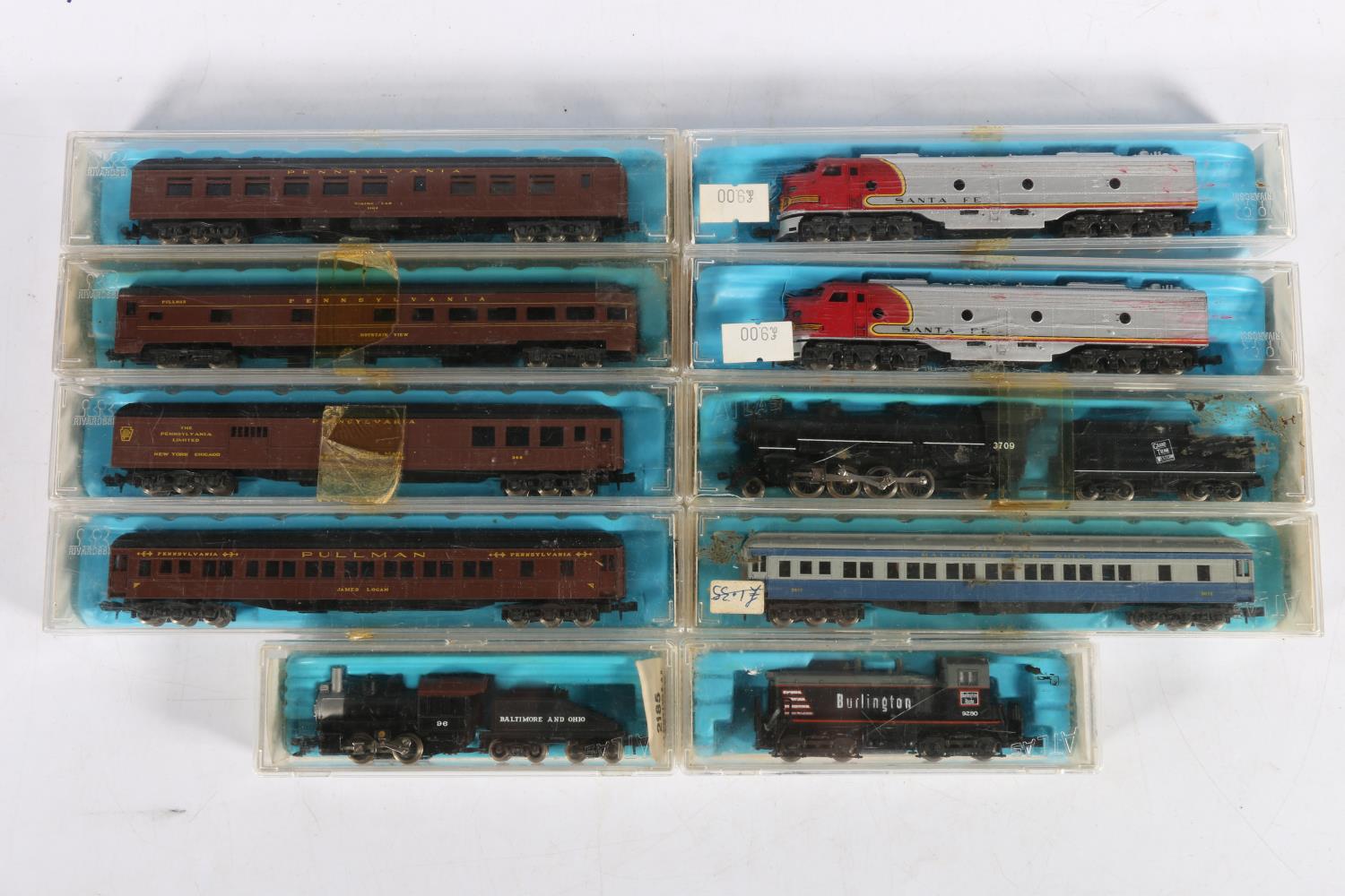 Atlas N gauge model railways to include 2101 EMB E8 AT & SF Sante Fe locomotives x2, 2180 2-8-2