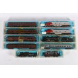 Atlas N gauge model railways to include 2101 EMB E8 AT & SF Sante Fe locomotives x2, 2180 2-8-2