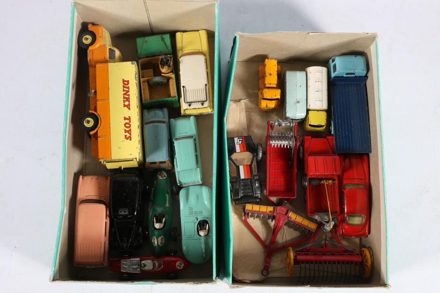 Dinky Toys diecast model vehicles to include 930 Bedford Pallet Jekta Van, 173 Nash Rambler, 193