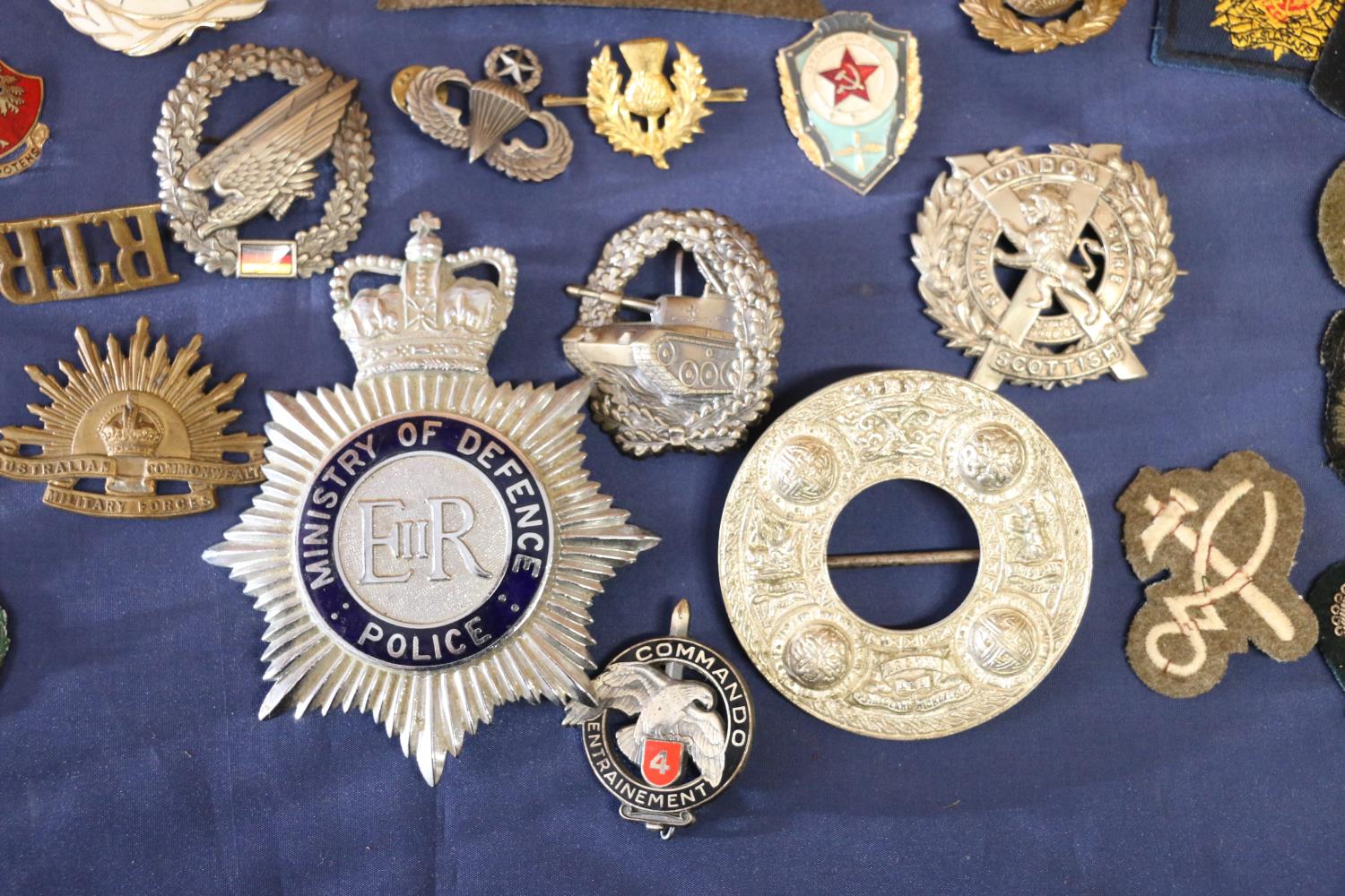 Large collection of military cap badges etc. to include an Argyll and Sutherland Highlanders plaid - Image 2 of 7