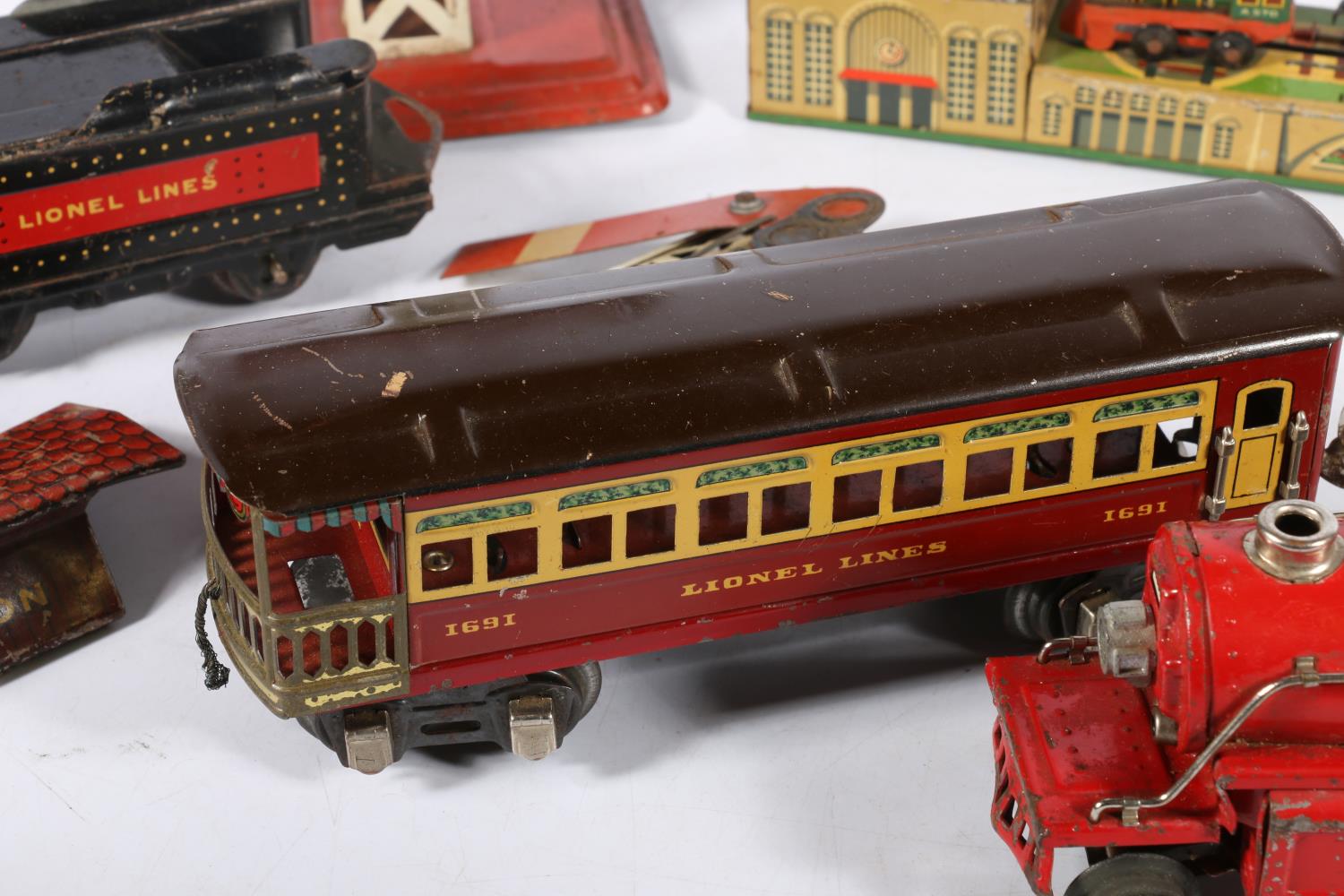 Lionel Corporation Lionel Trains electric O gauge model railways to include a 2-4-0 tender - Image 2 of 6