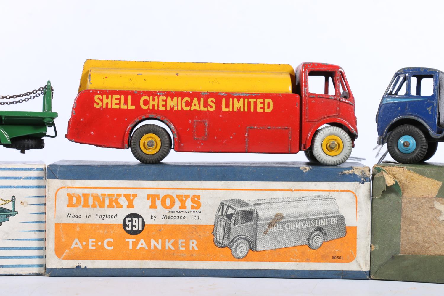 Dinky Supertoys 905 Foden Flat Truck with Chains with green cab and body, bright green hubs, rounded - Image 3 of 4