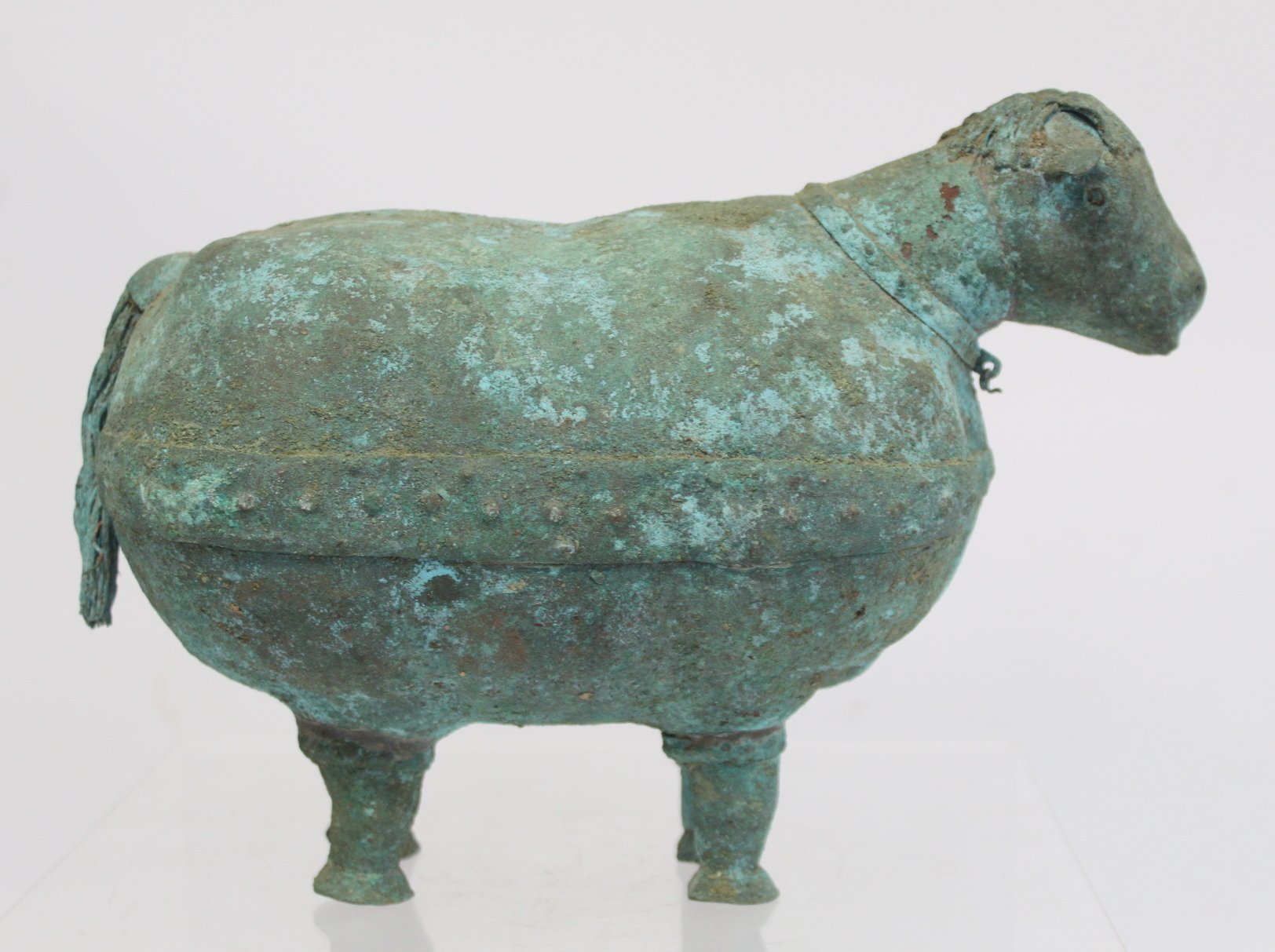 Archaistic naive hollow bronze figure of a ram, the rotund body with rivet effect band and collar - Image 4 of 10