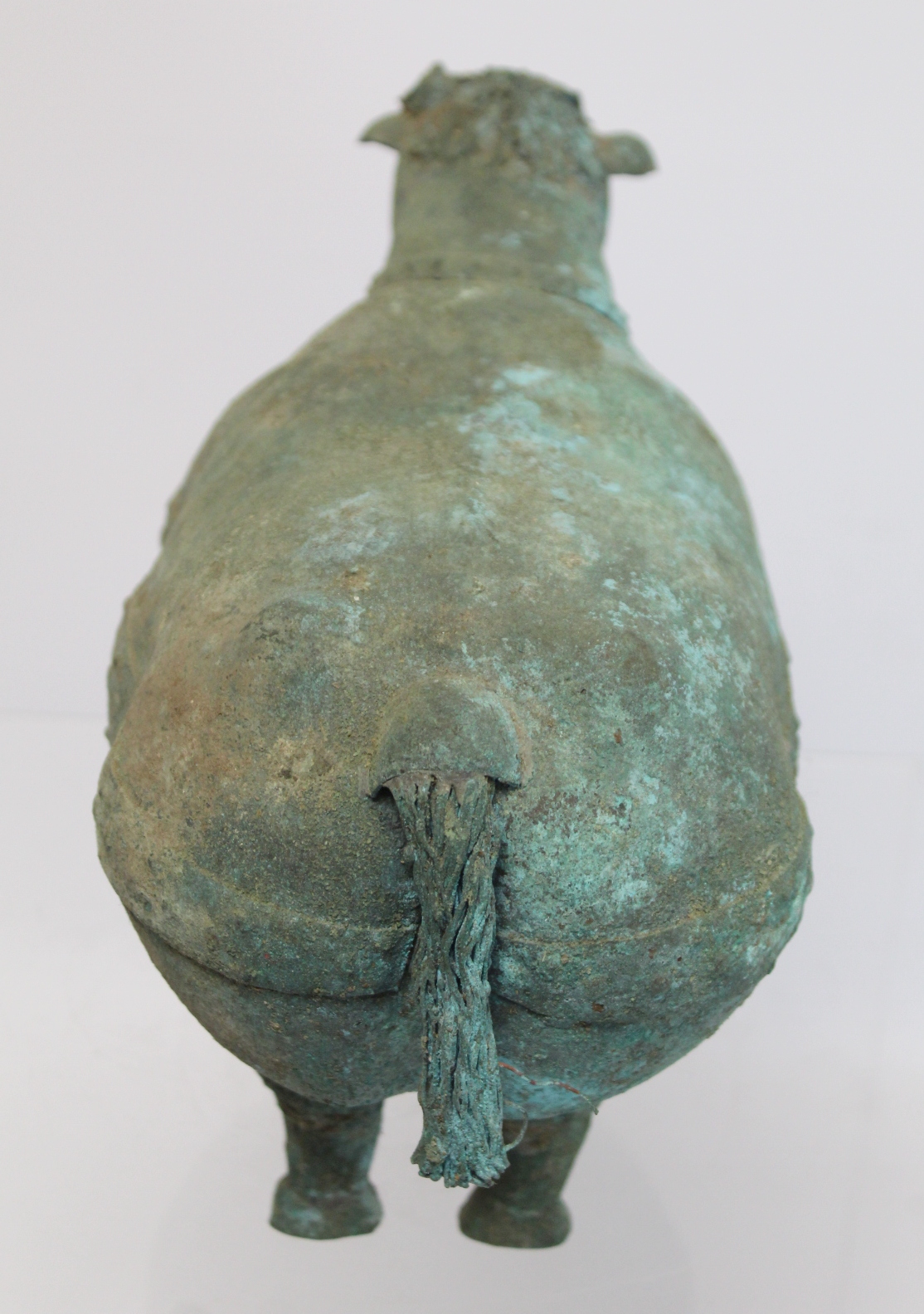 Archaistic naive hollow bronze figure of a ram, the rotund body with rivet effect band and collar - Image 6 of 10