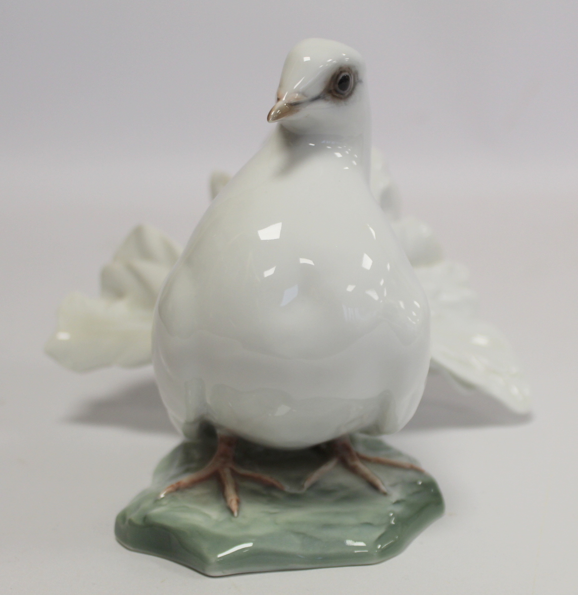 Three German Rosenthal porcelain figures of fantail doves, modelled by Fritz Heidenreich, model nos. - Bild 15 aus 16