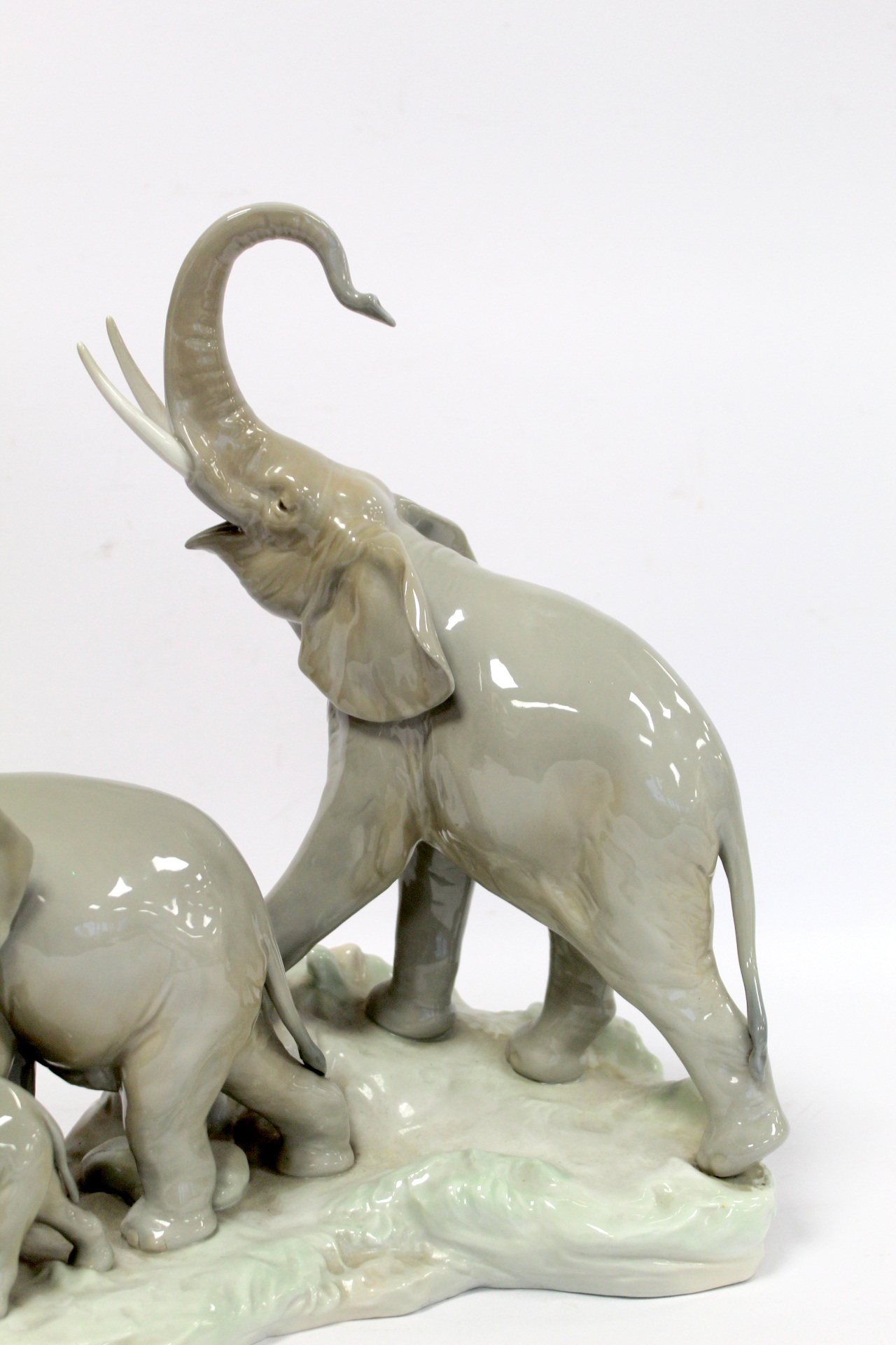 Large Lladro porcelain figure group " Familia de Elefantes" (Elephant family) model no. 01004764, - Bild 3 aus 8