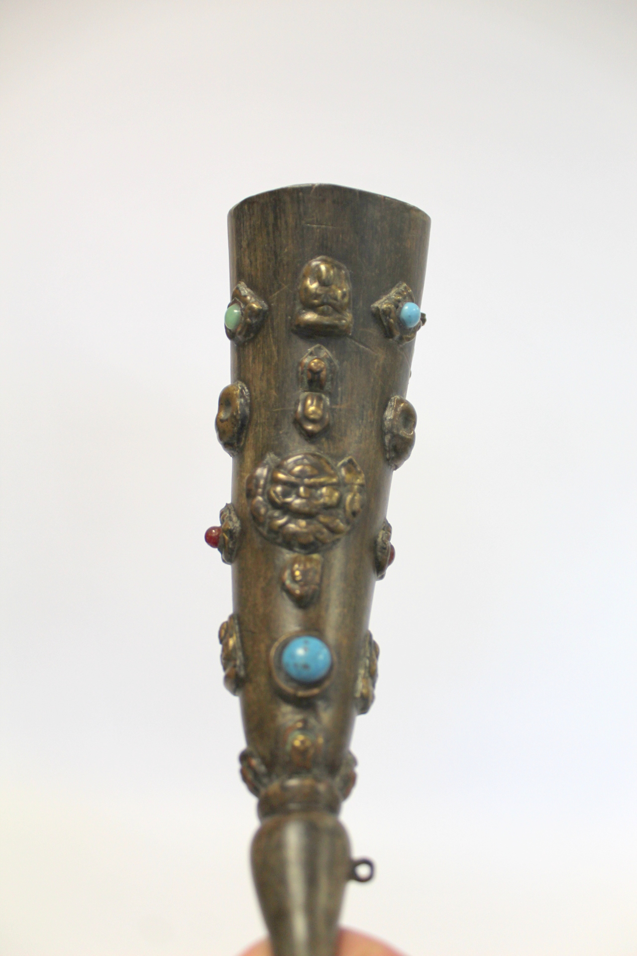 Tibetan horn with carved and shaped end and applied repousse metal masks with inset turquoise and - Image 7 of 12