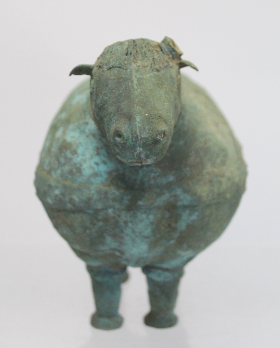 Archaistic naive hollow bronze figure of a ram, the rotund body with rivet effect band and collar - Image 3 of 10