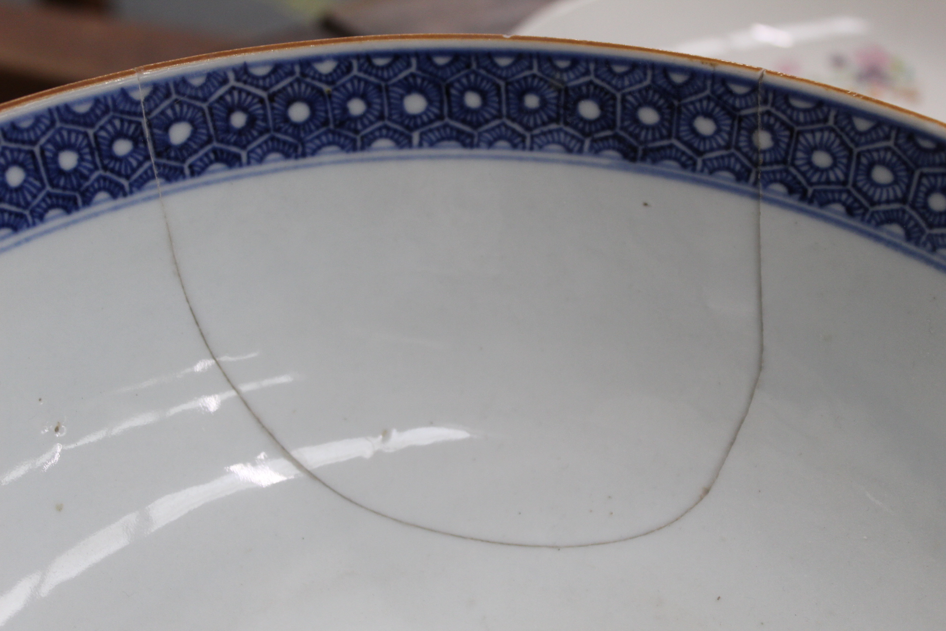 Four pieces of 18th century Chinese porcelain, comprising: circular punch bowl with polychrome - Image 13 of 16