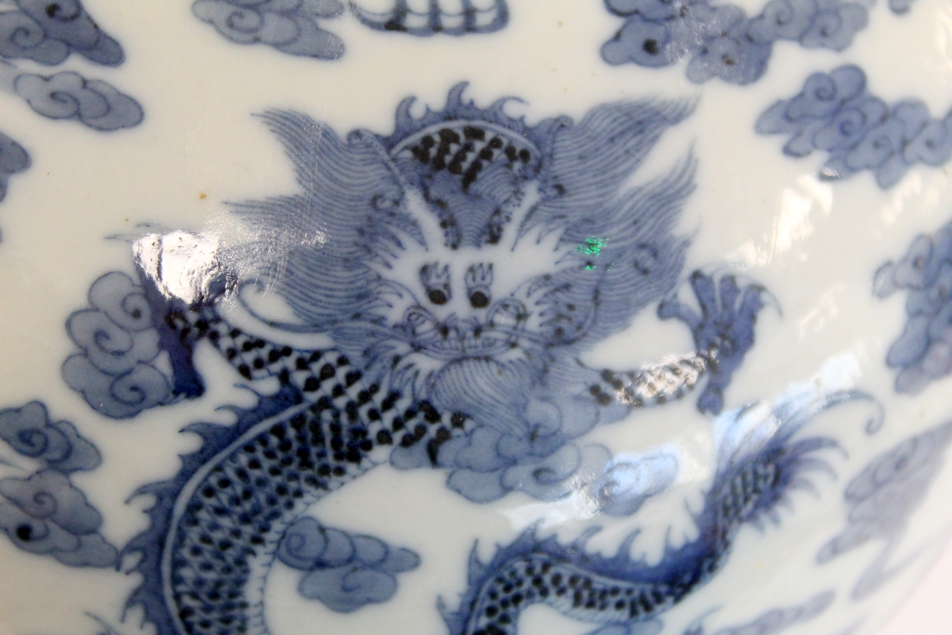 Chinese Qing dynasty large blue and white bottle vase decorated with five five-clawed scrolling - Image 6 of 21