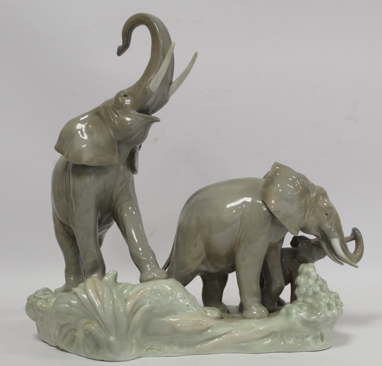 Large Lladro porcelain figure group " Familia de Elefantes" (Elephant family) model no. 01004764, - Bild 5 aus 8