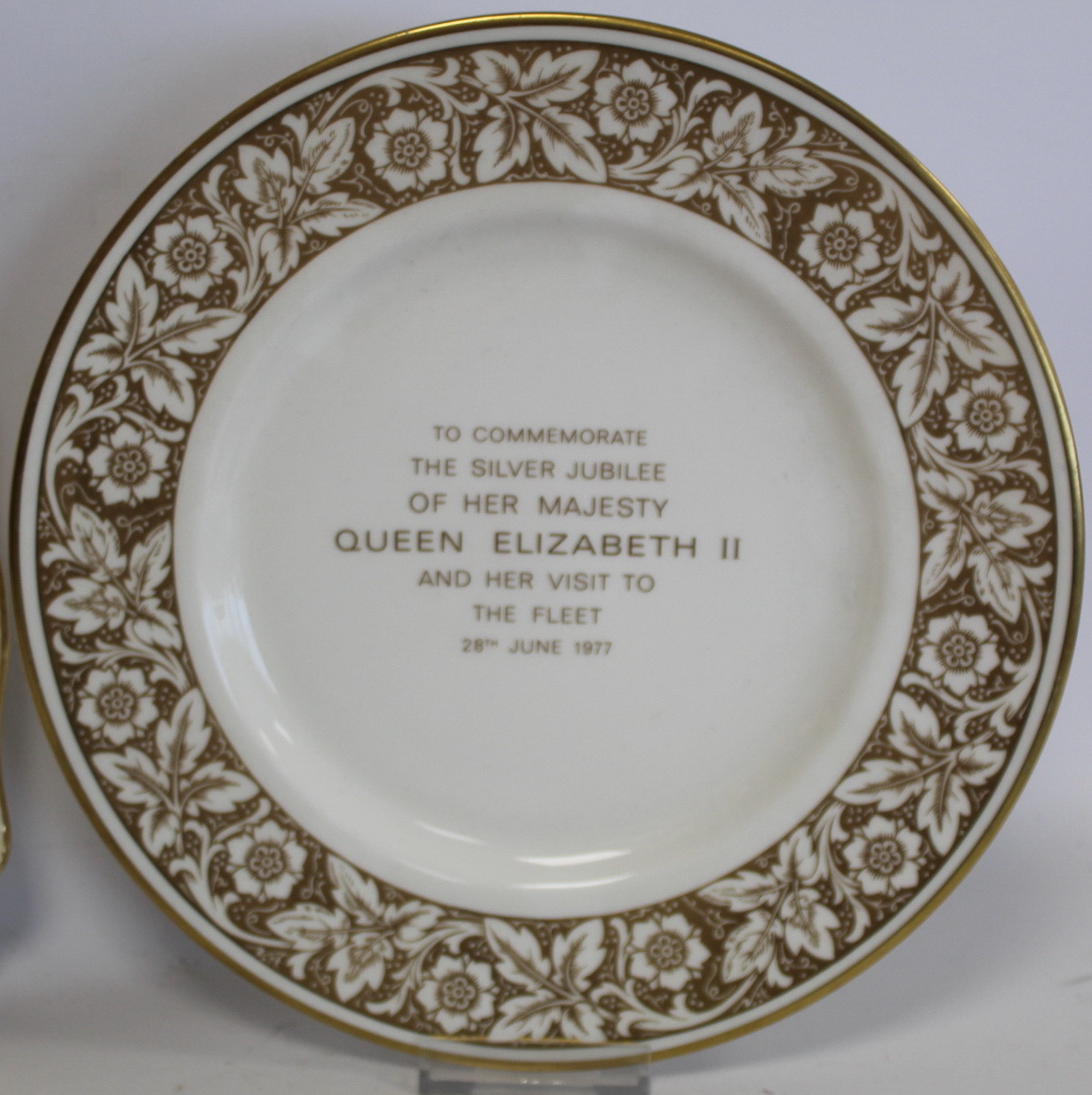 Three pieces of commemorative ware for overseas Royal visits by Queen Elizabeth II, comprising: - Bild 4 aus 9