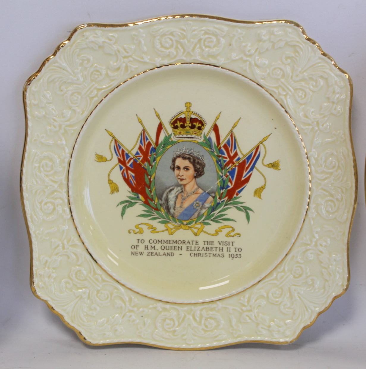 Three pieces of commemorative ware for overseas Royal visits by Queen Elizabeth II, comprising: - Bild 2 aus 9