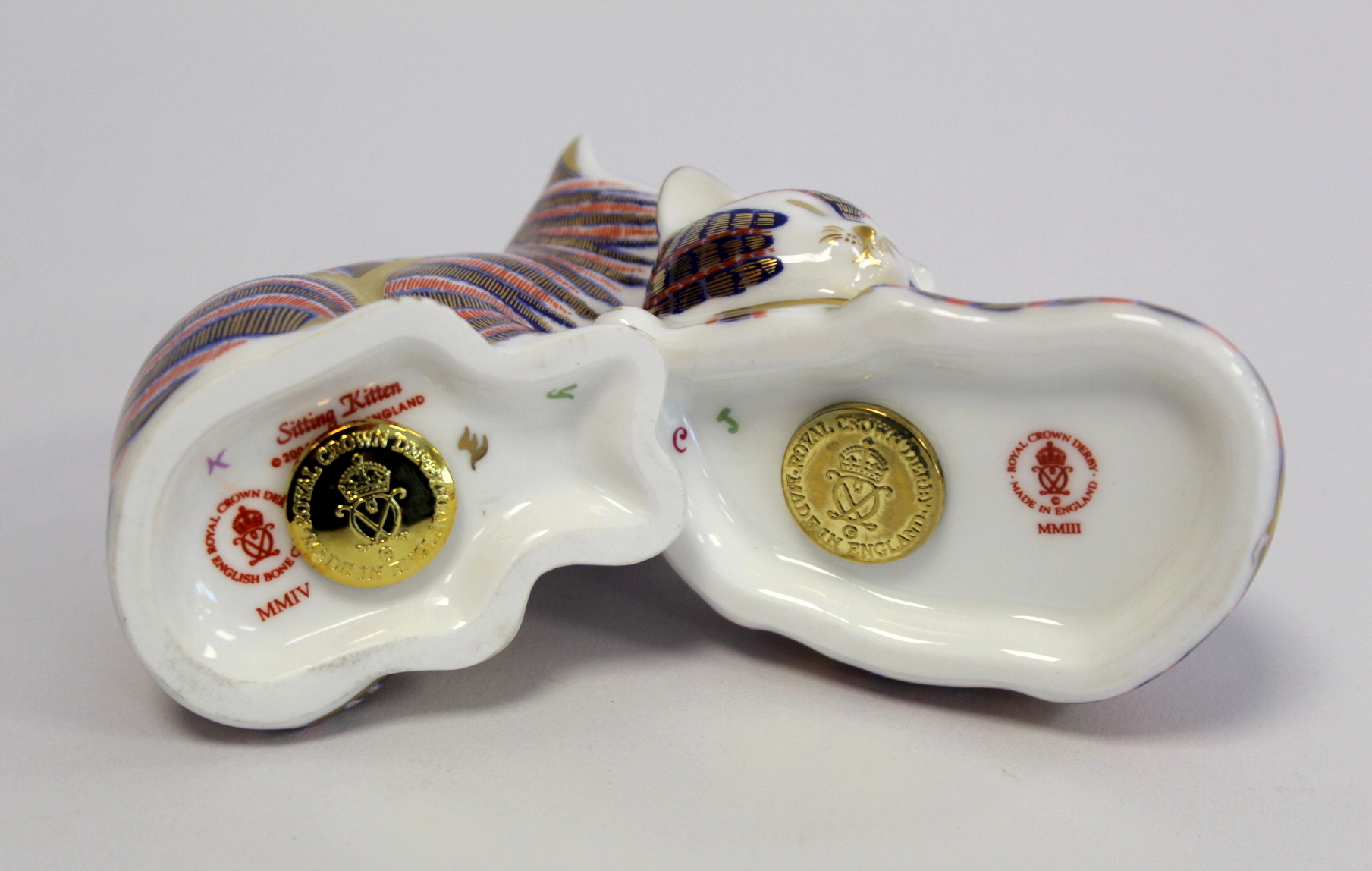 Two Royal Crown Derby Imari paperweights: "Kitten" (sitting), 6.5cm high and "P/W Sleep Kitten", 2½ - Bild 7 aus 7