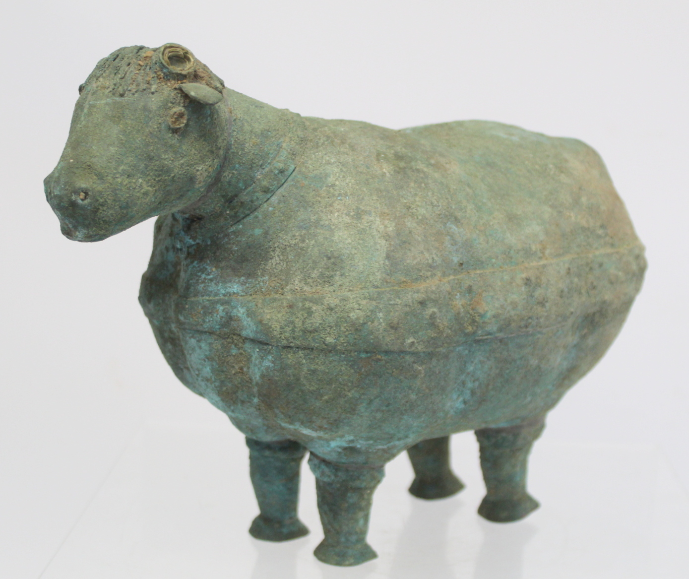 Archaistic naive hollow bronze figure of a ram, the rotund body with rivet effect band and collar - Image 2 of 10