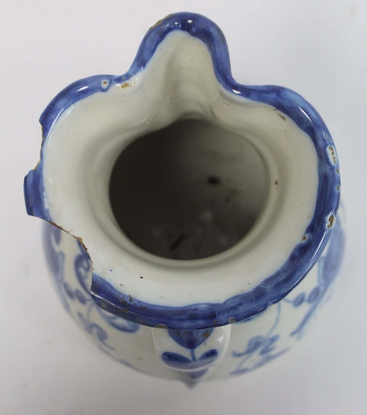 Spanish Talavera de la Reina tin glazed blue and white jug of domed form with trefoil rim, decorated - Image 7 of 8